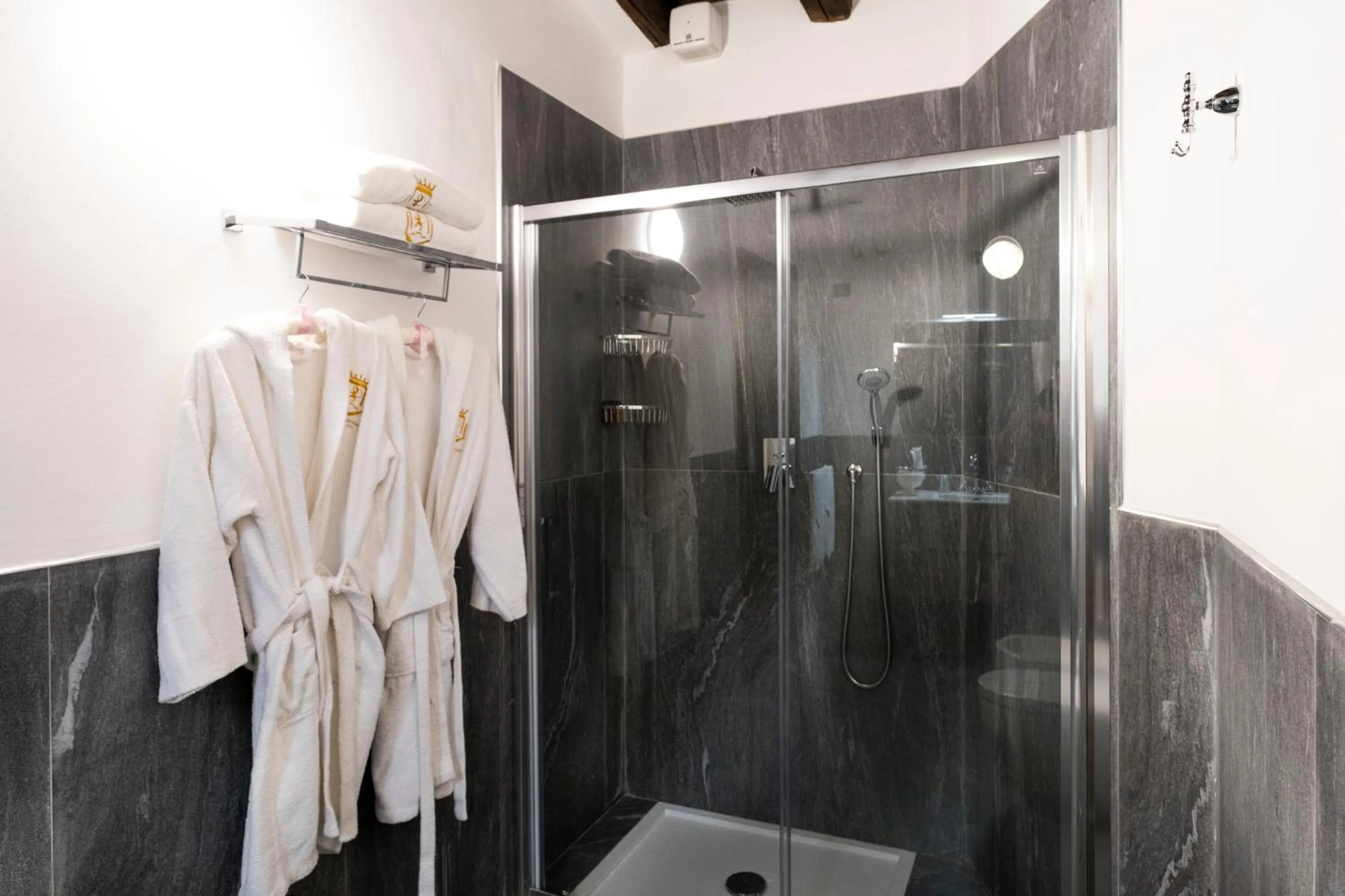 Shower in Villa del Gattopardo