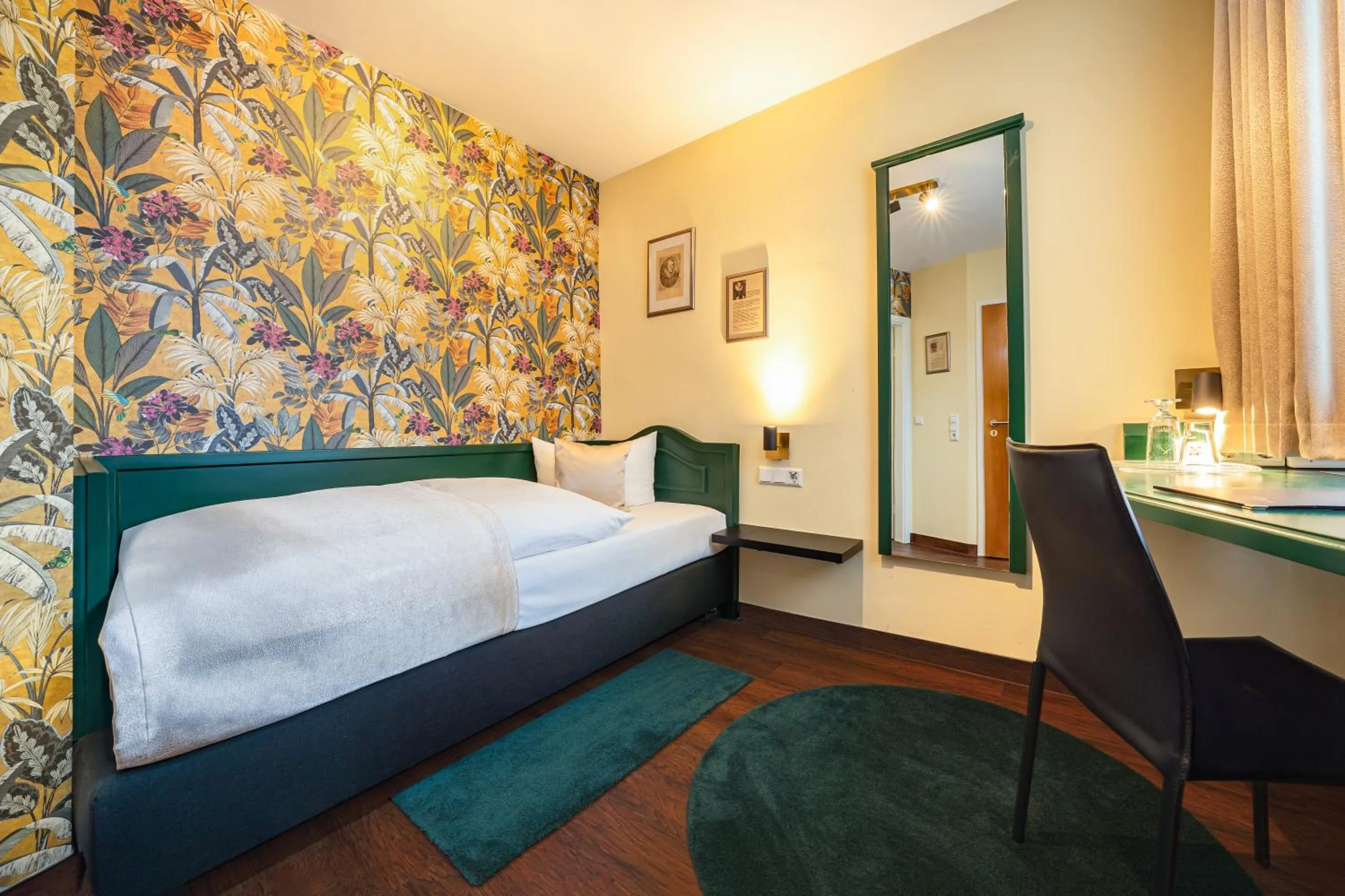 Photo of the whole room, Bed in Hotel Am Schloss *** Superior