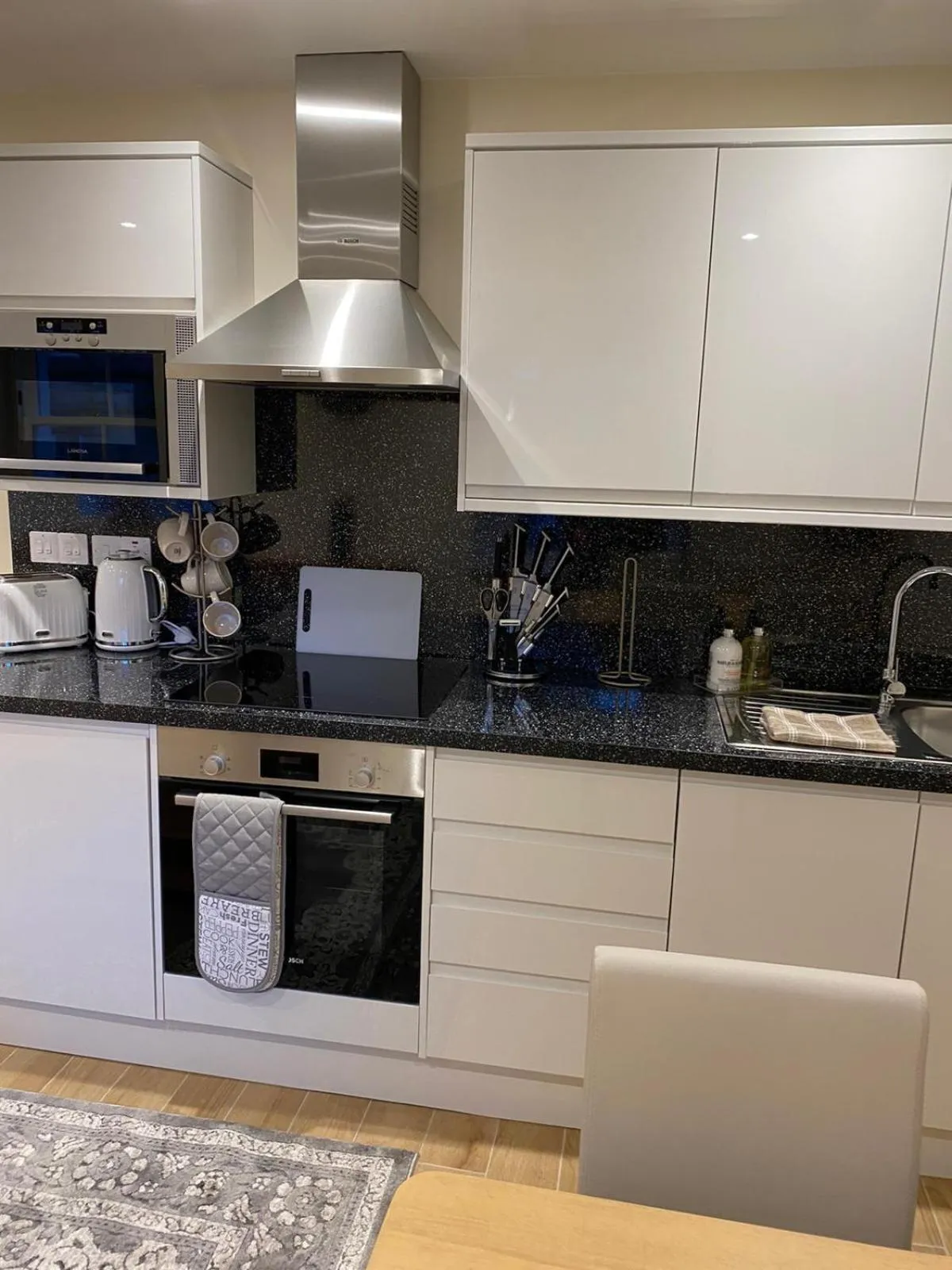 Kitchen or kitchenette in Waverley Inn Holiday Apartments