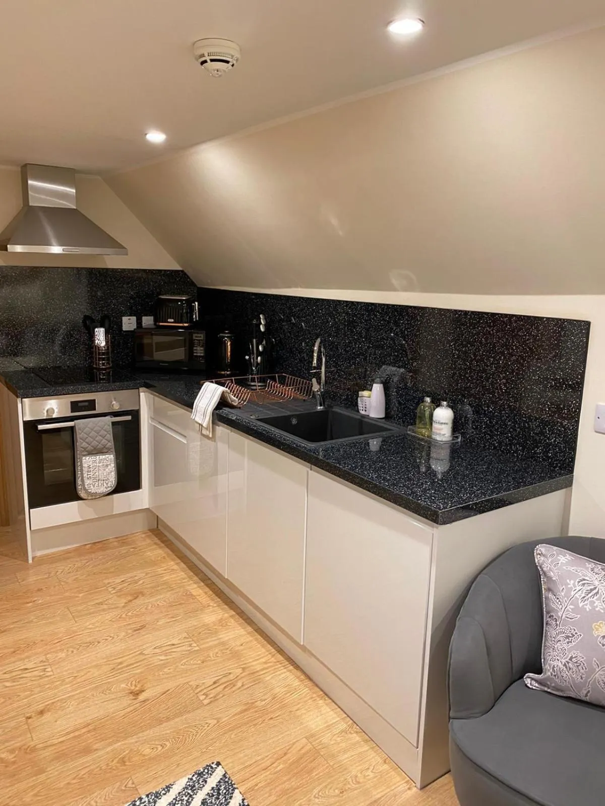 Kitchen or kitchenette in Waverley Inn Holiday Apartments