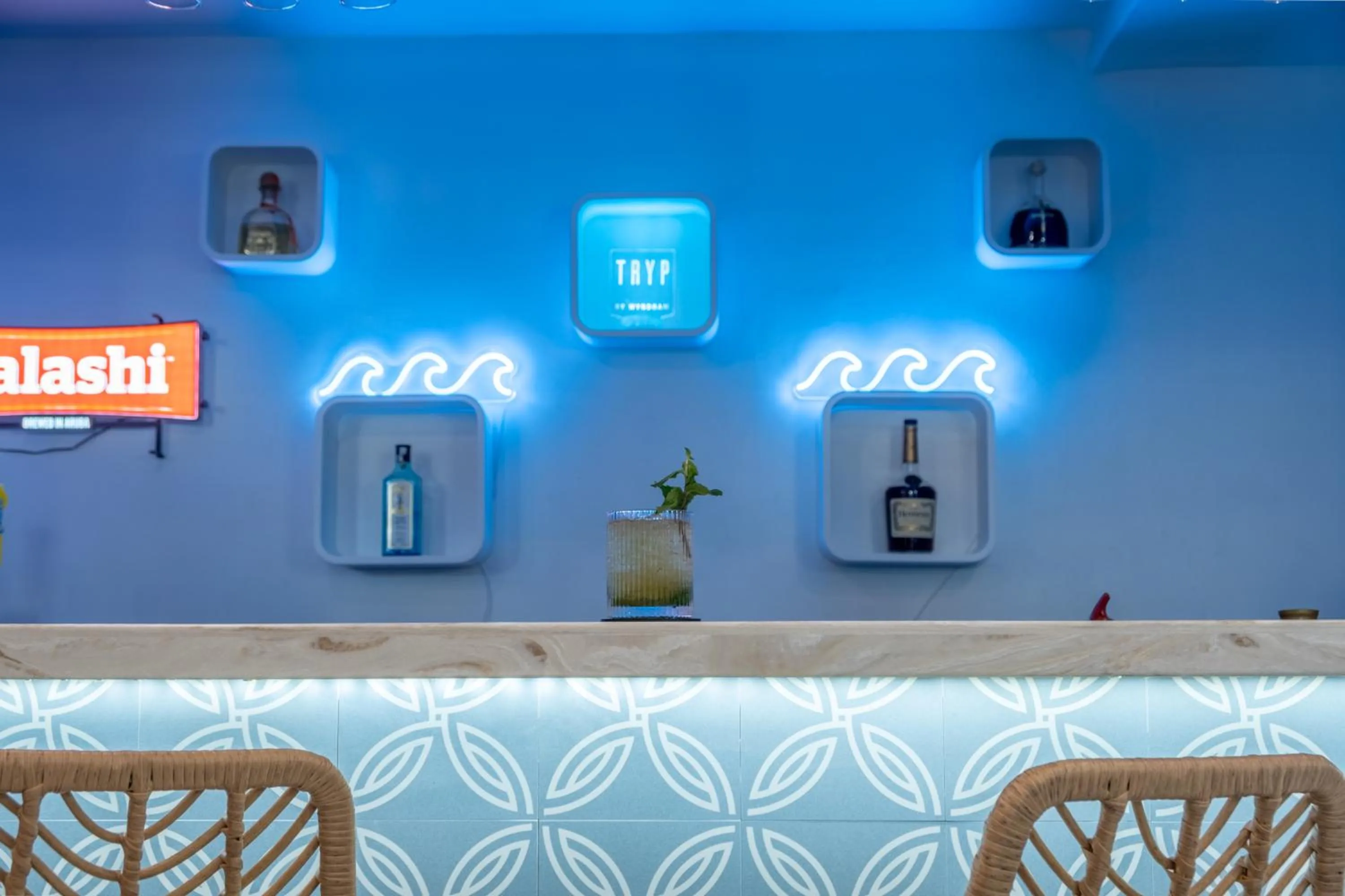 Lounge or bar in TRYP by Wyndham Aruba