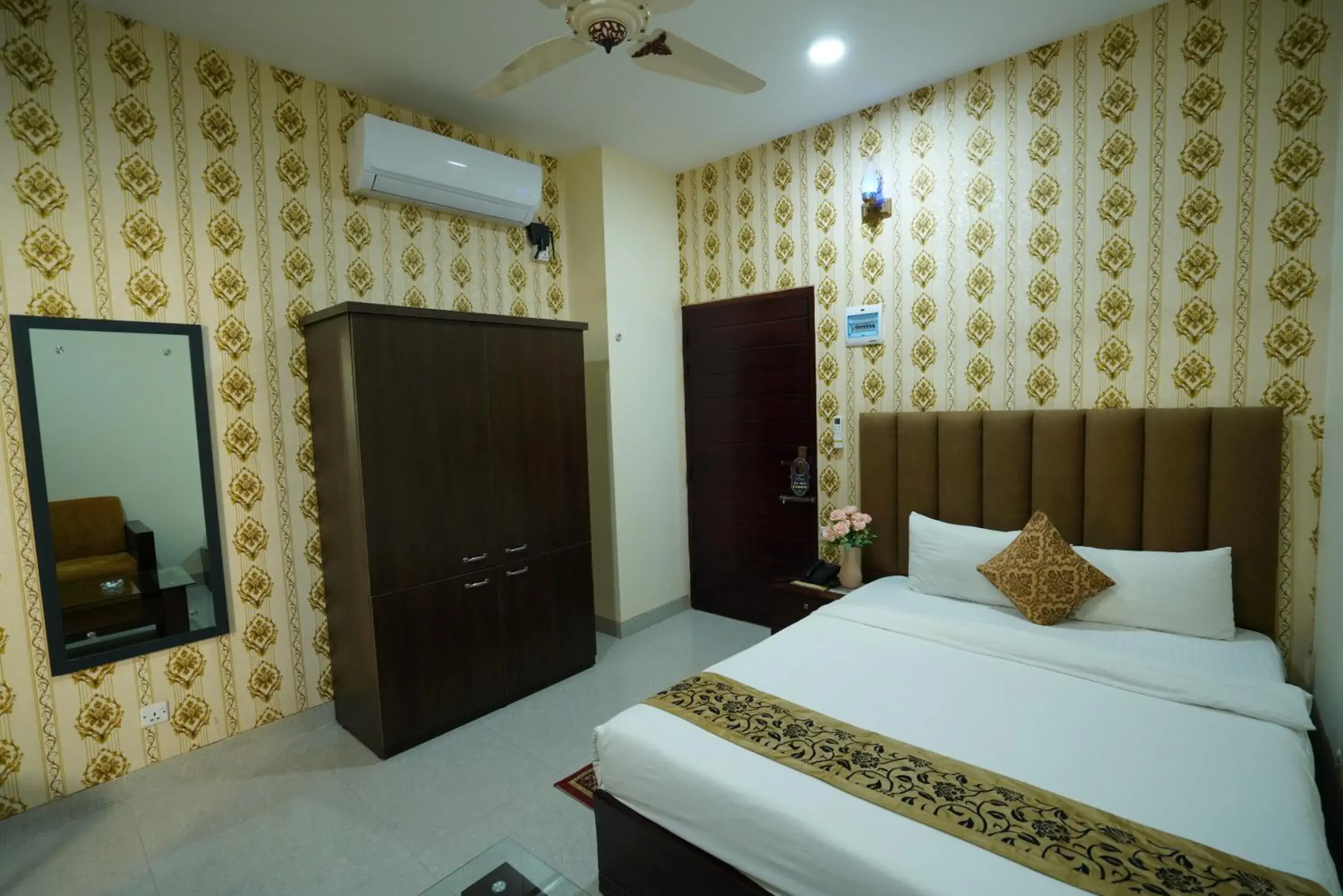 Deluxe Queen Room in Grand Mostafa Hotel Ababil Deluxe Queen Room in Grand Mostafa Hotel Ababil