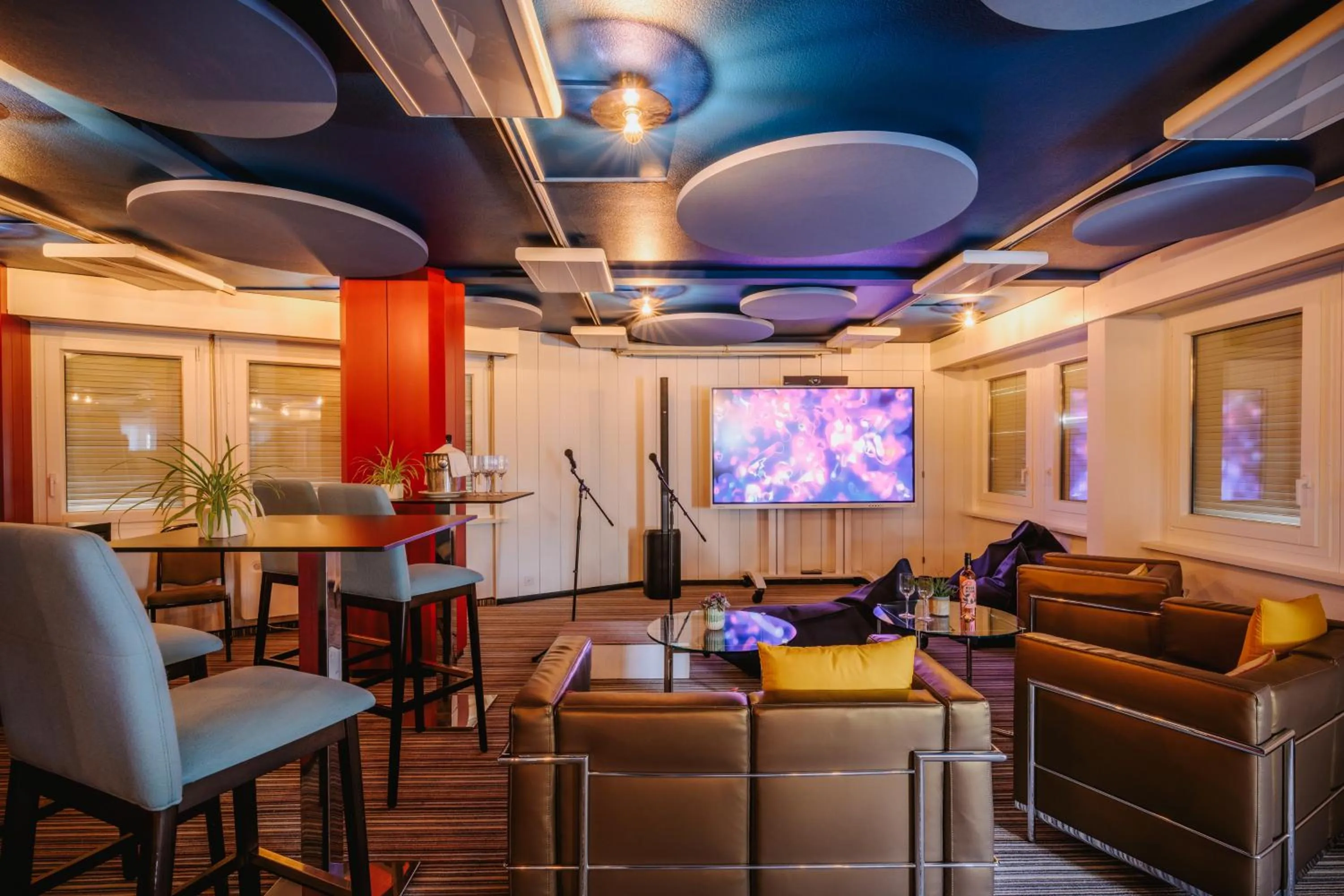 Karaoke in Hotel Mona