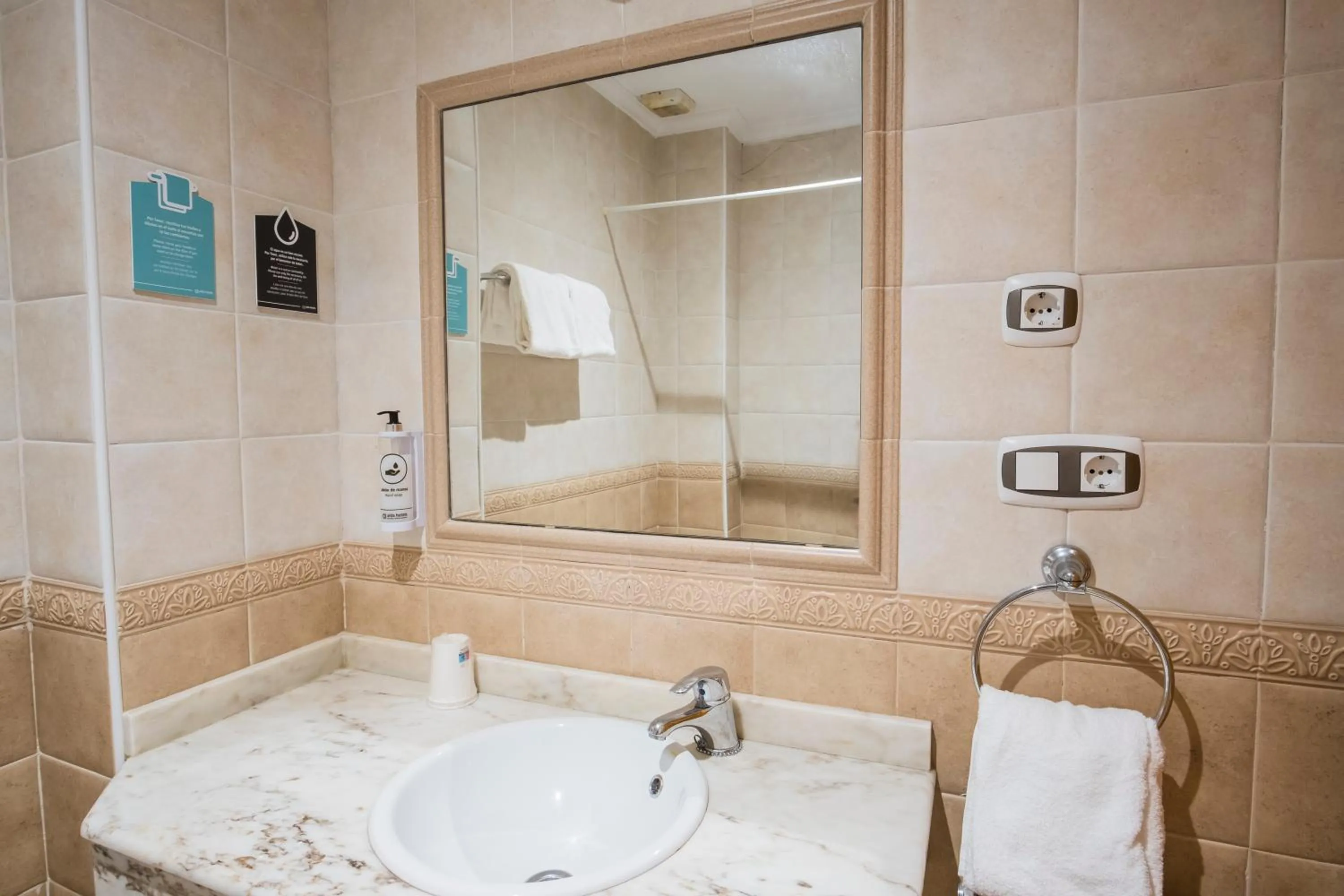 Bathroom in Hotel Alda Puerto Calderón