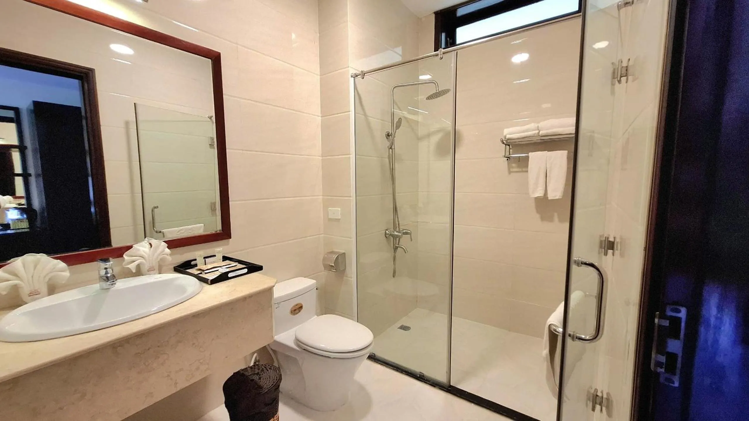 Shower in Sài Gòn - Bản Giốc Resort