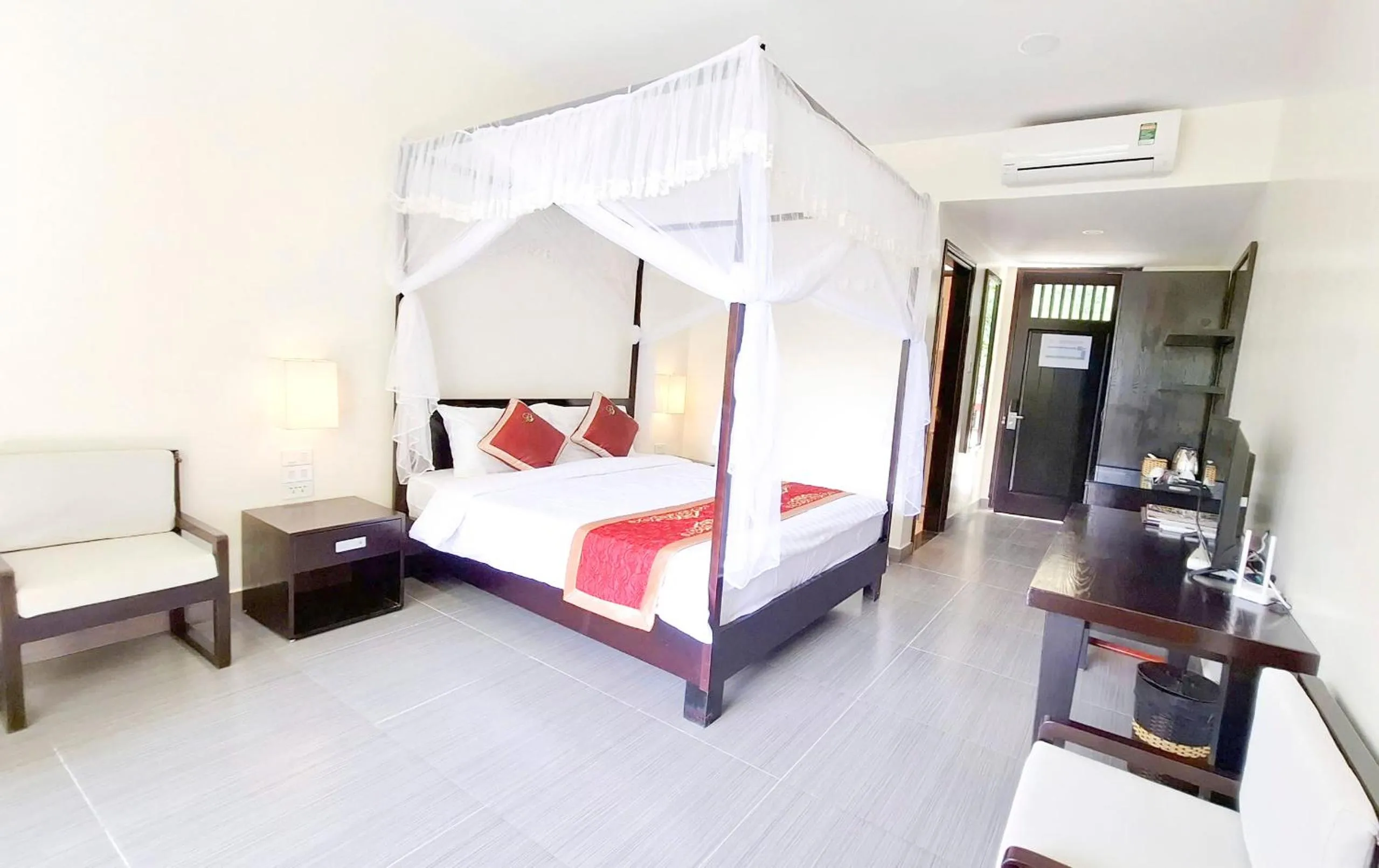 Photo of the whole room, Bed in Sài Gòn - Bản Giốc Resort