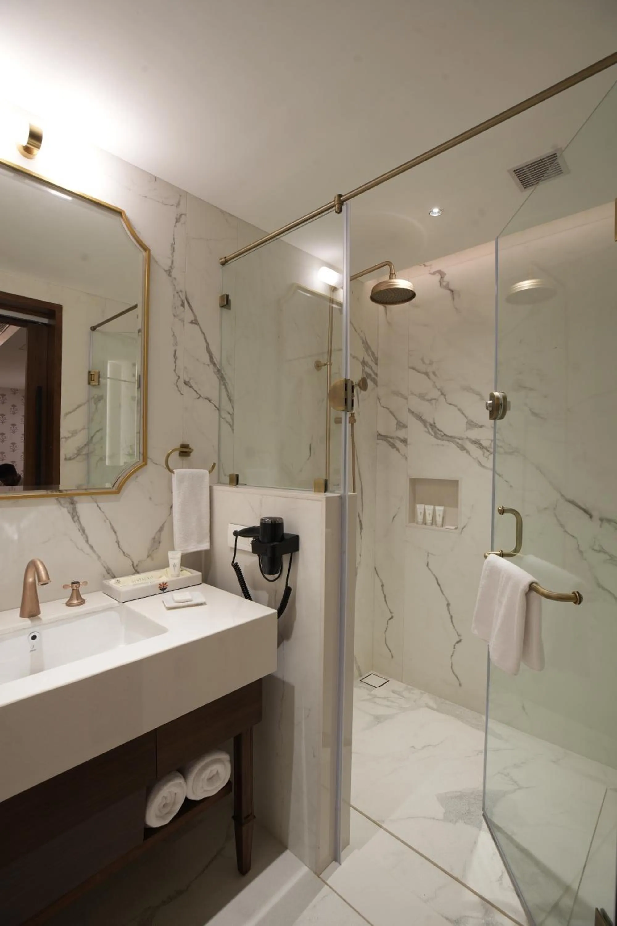 Shower in Sayaji Resorts & Spa Udaipur