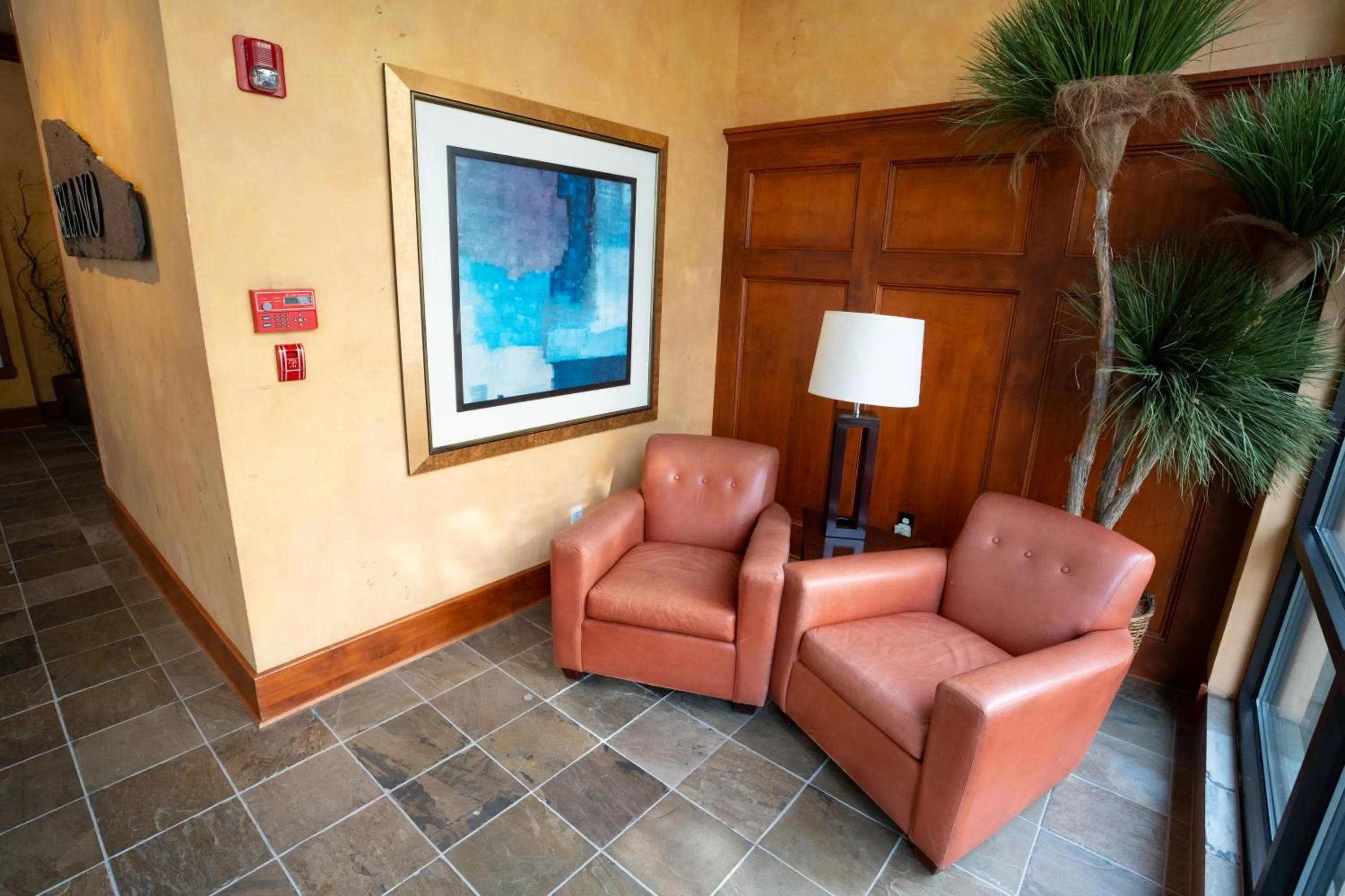 Seating area in Top Floor Water View Oasis near Space Needle & Cruise