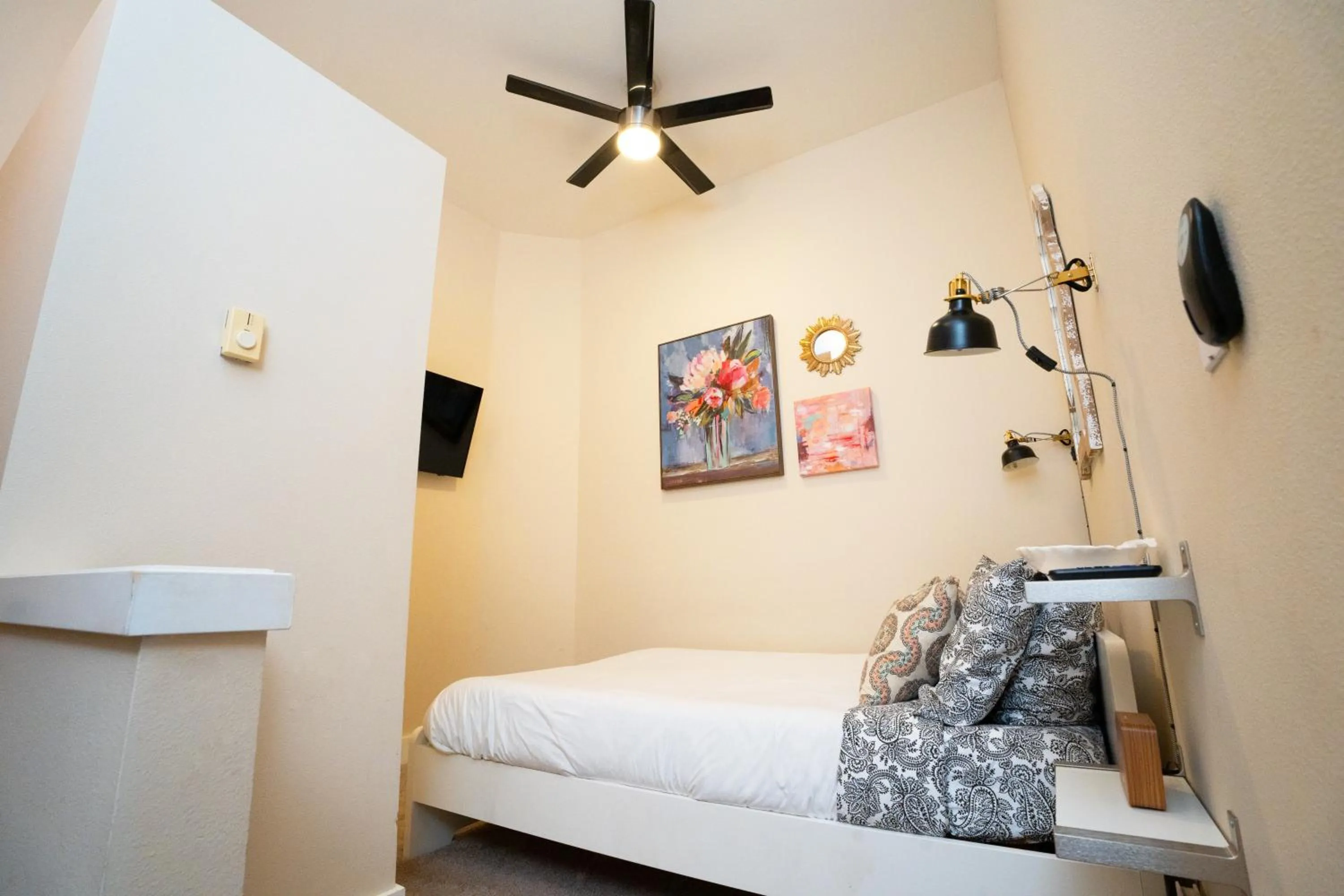 Bed in Top Floor Water View Oasis near Space Needle & Cruise