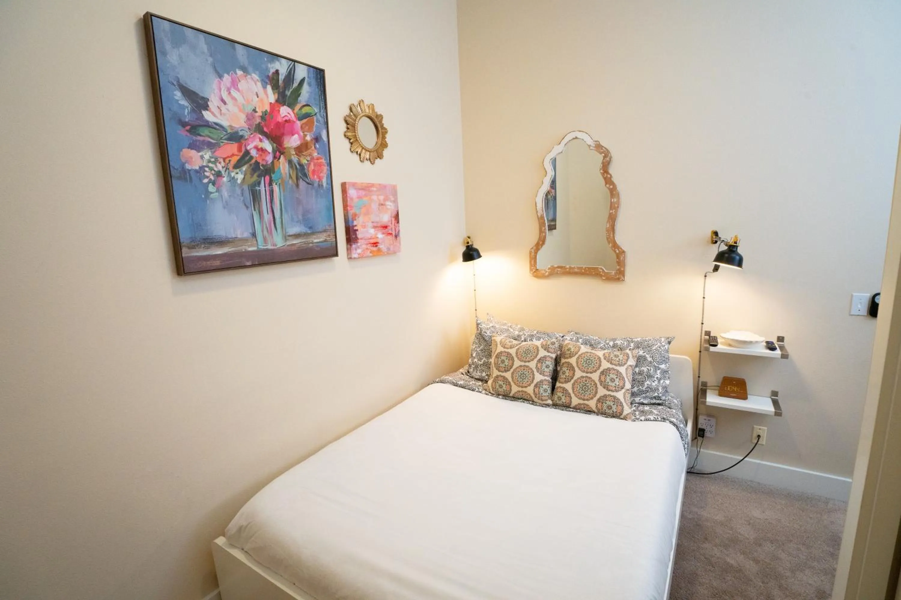 Bed in Top Floor Water View Oasis near Space Needle & Cruise