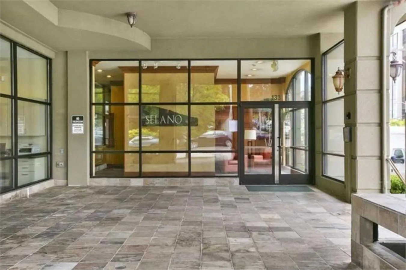 Facade/entrance in Top Floor Water View Oasis near Space Needle & Cruise