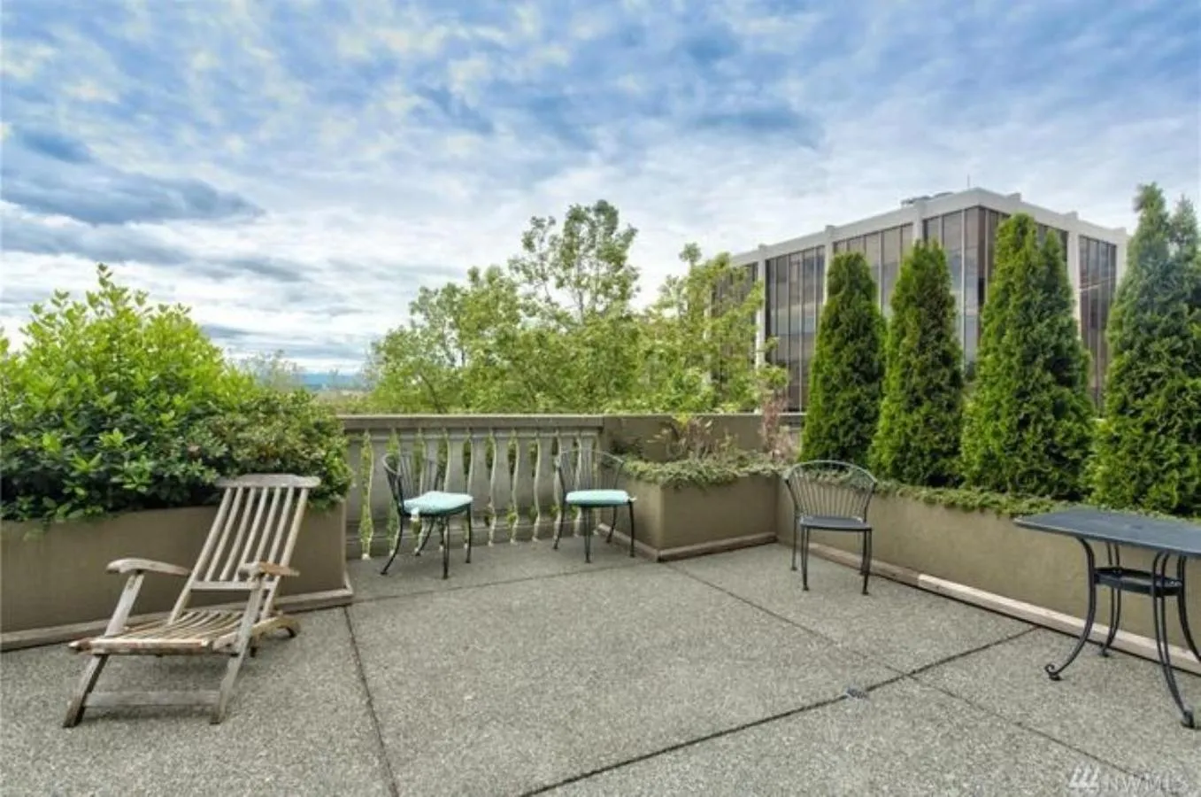 Patio in Top Floor Water View Oasis near Space Needle & Cruise