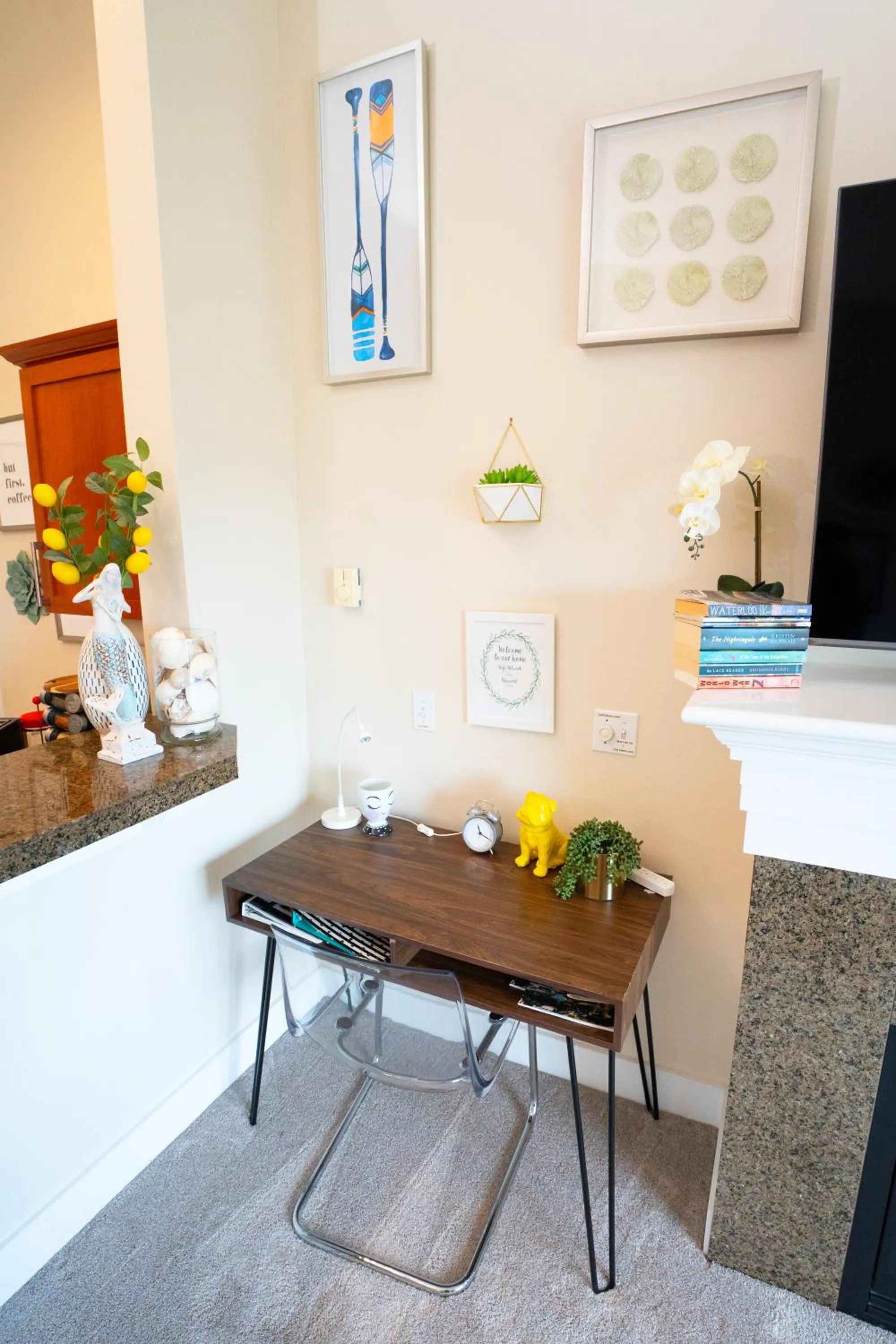 Seating area in Top Floor Water View Oasis near Space Needle & Cruise