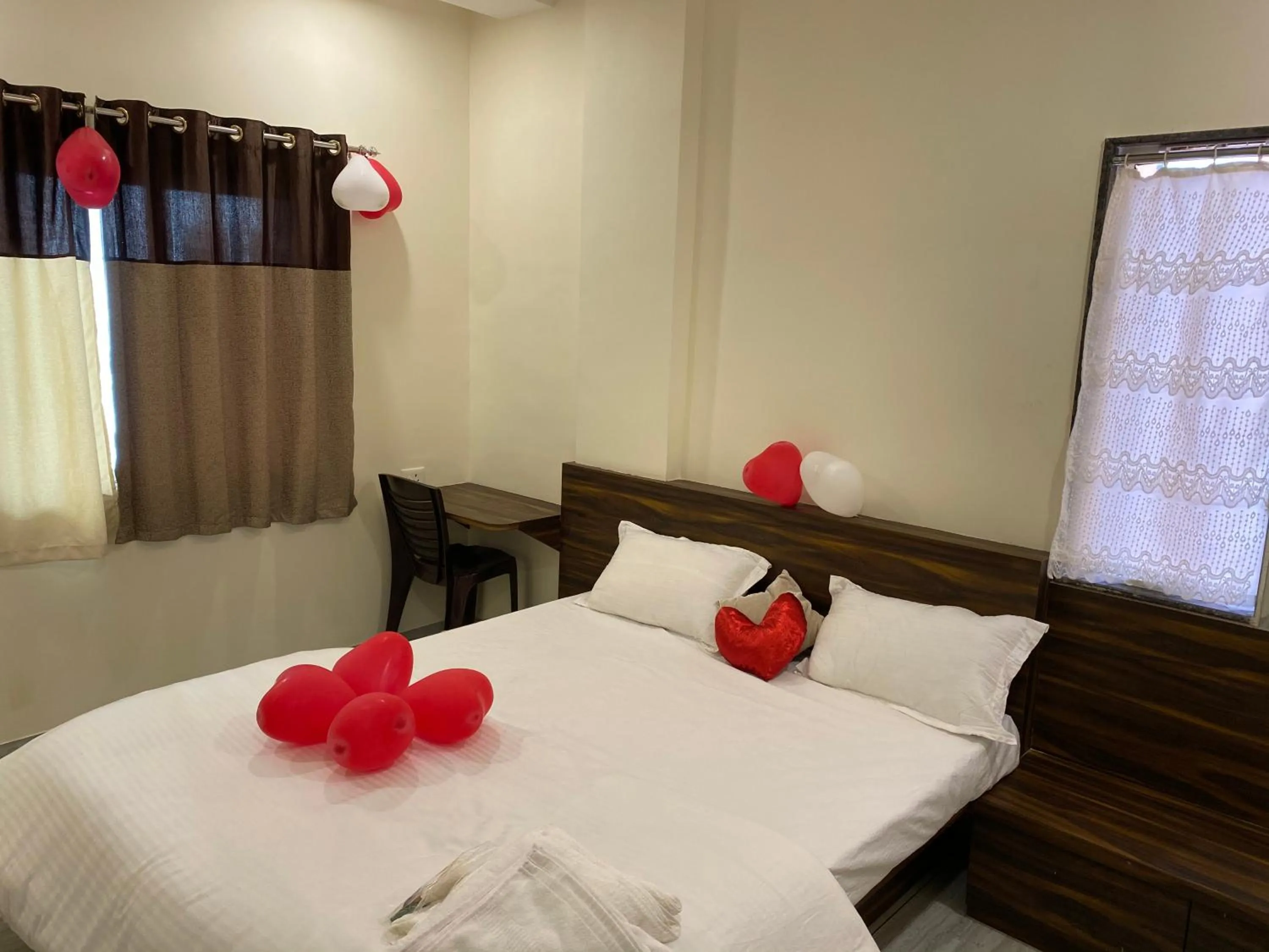 Bedroom, Bed in Galaxy Residency, Panchgani - MTDC Approved