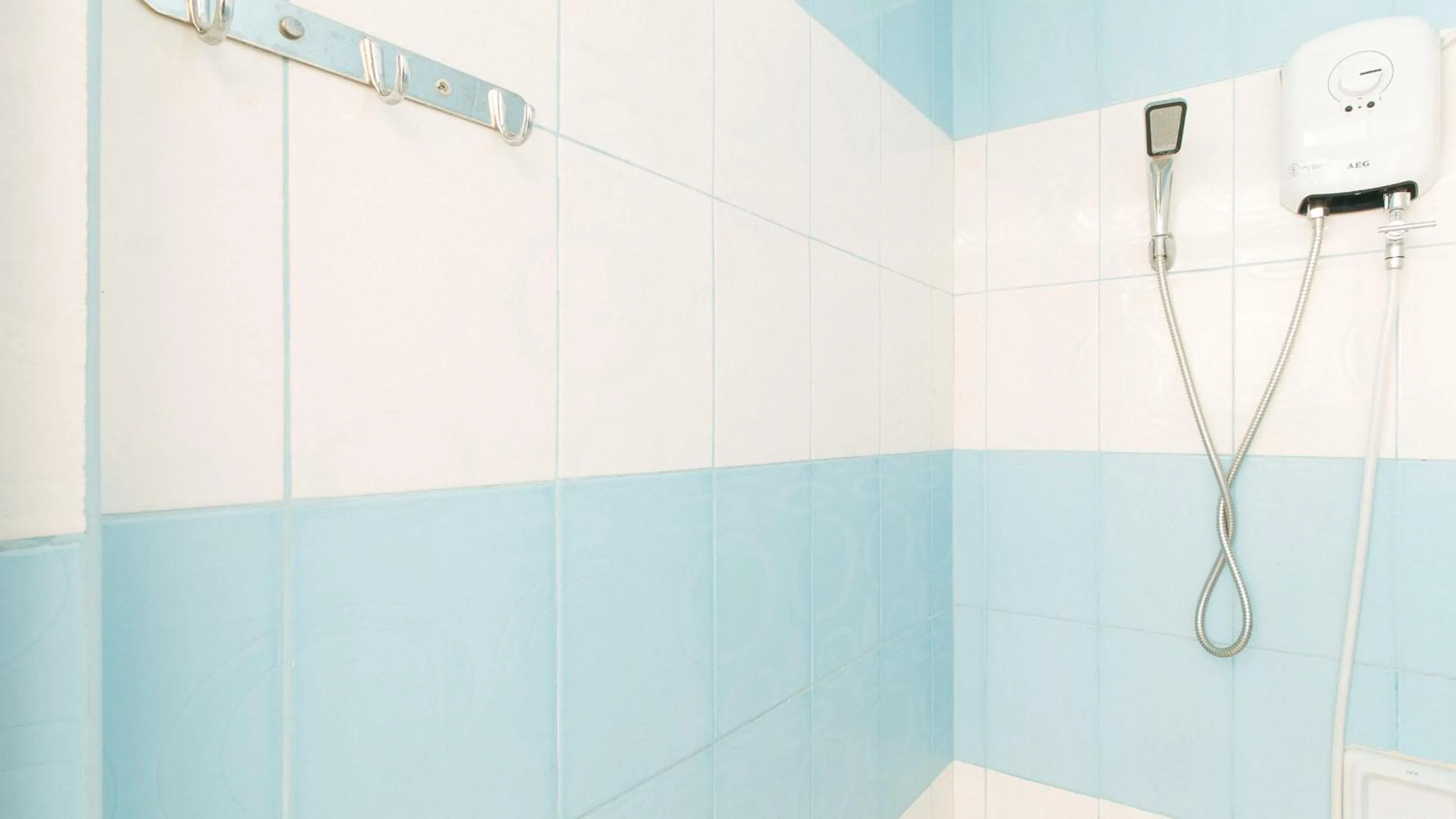 Shower in RedDoorz @ FDB Homes Nueva Ecija