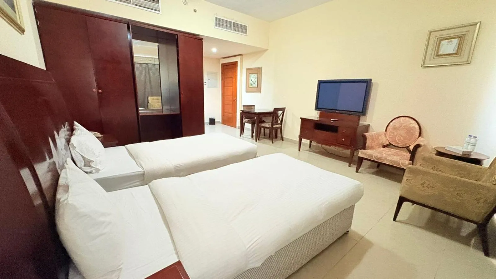 Bed in Clifton International Hotel