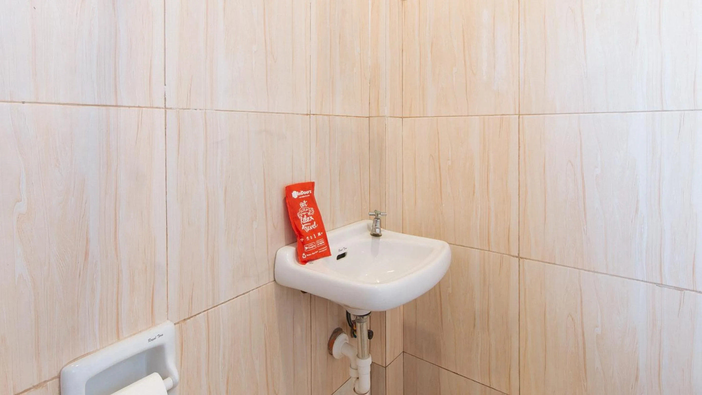 Bathroom in RedDoorz near Christ the King Medical Center