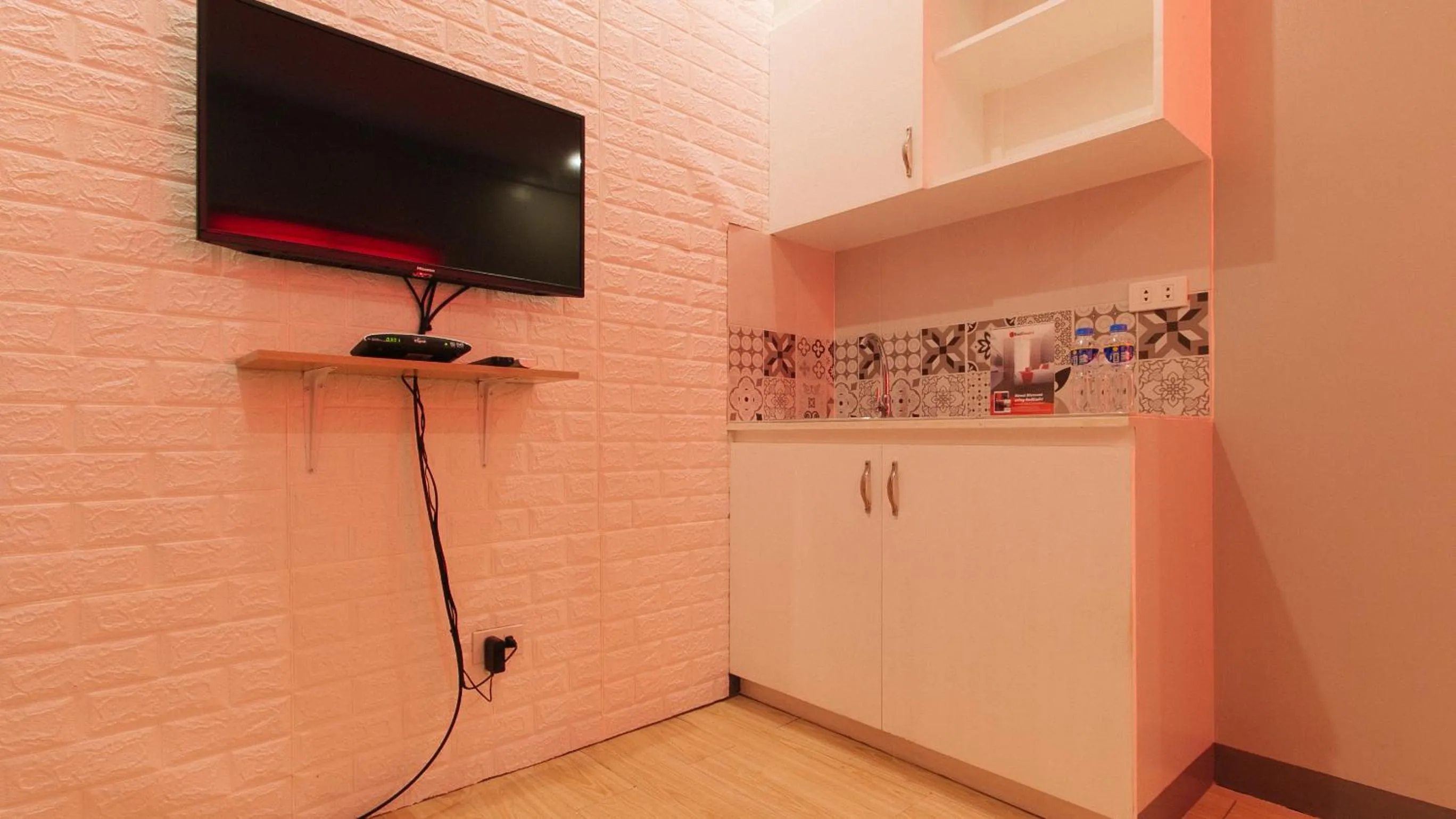 TV and multimedia in RedDoorz near Christ the King Medical Center