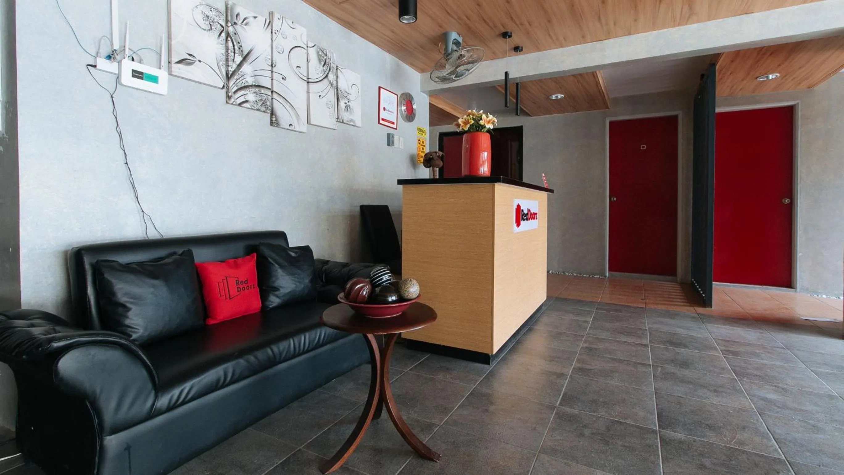 Seating area in RedDoorz near Christ the King Medical Center