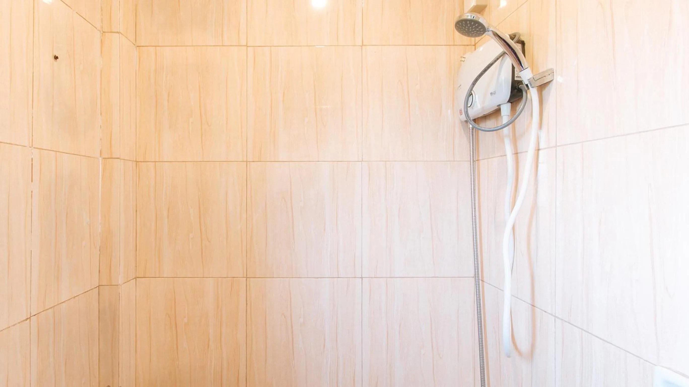 Shower in RedDoorz near Christ the King Medical Center