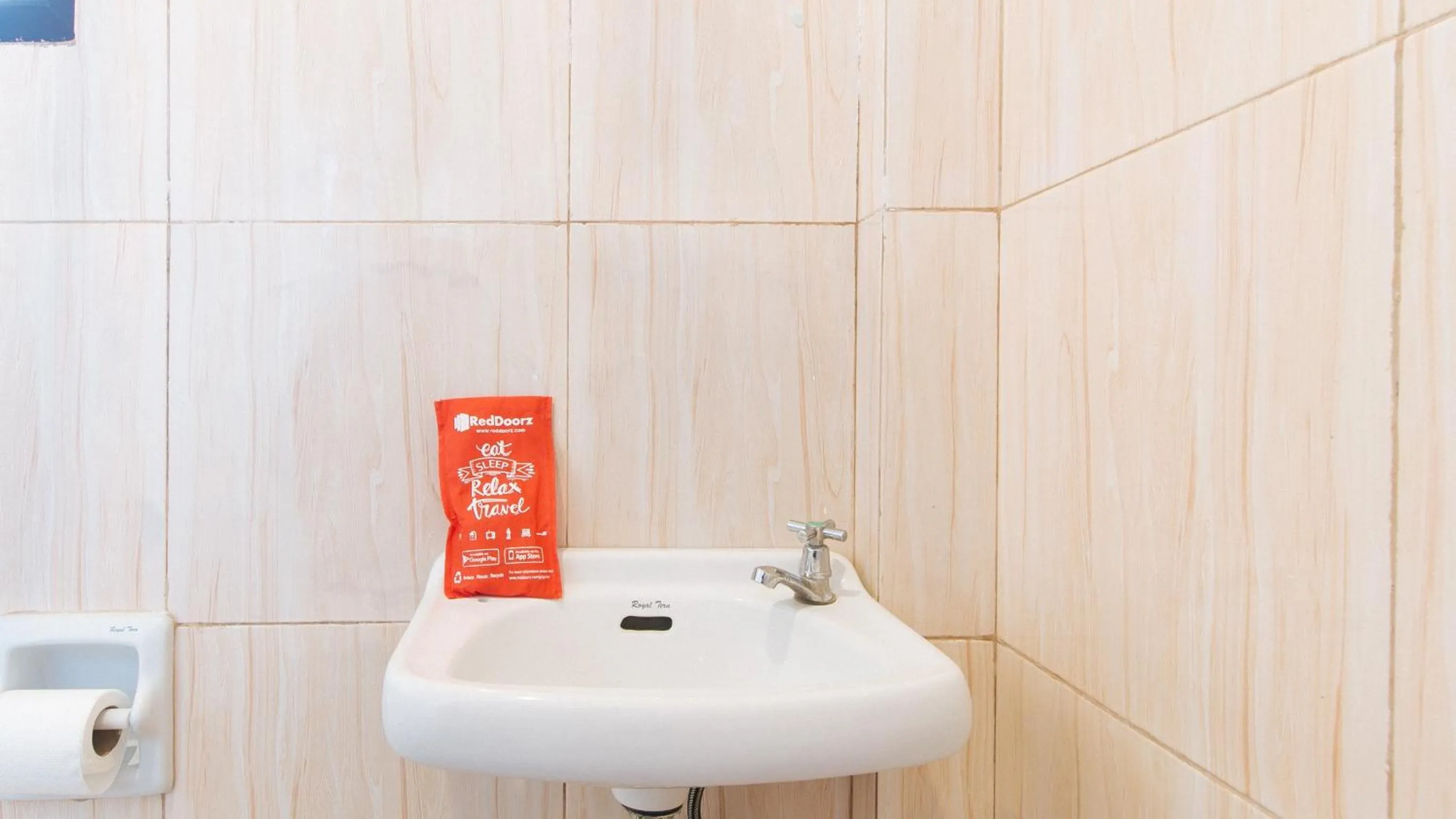 Toilet in RedDoorz near Christ the King Medical Center