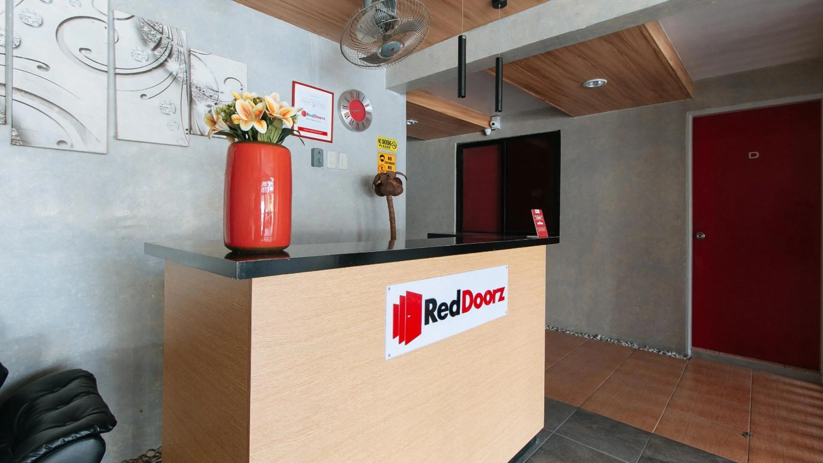 Lobby or reception in RedDoorz near Christ the King Medical Center