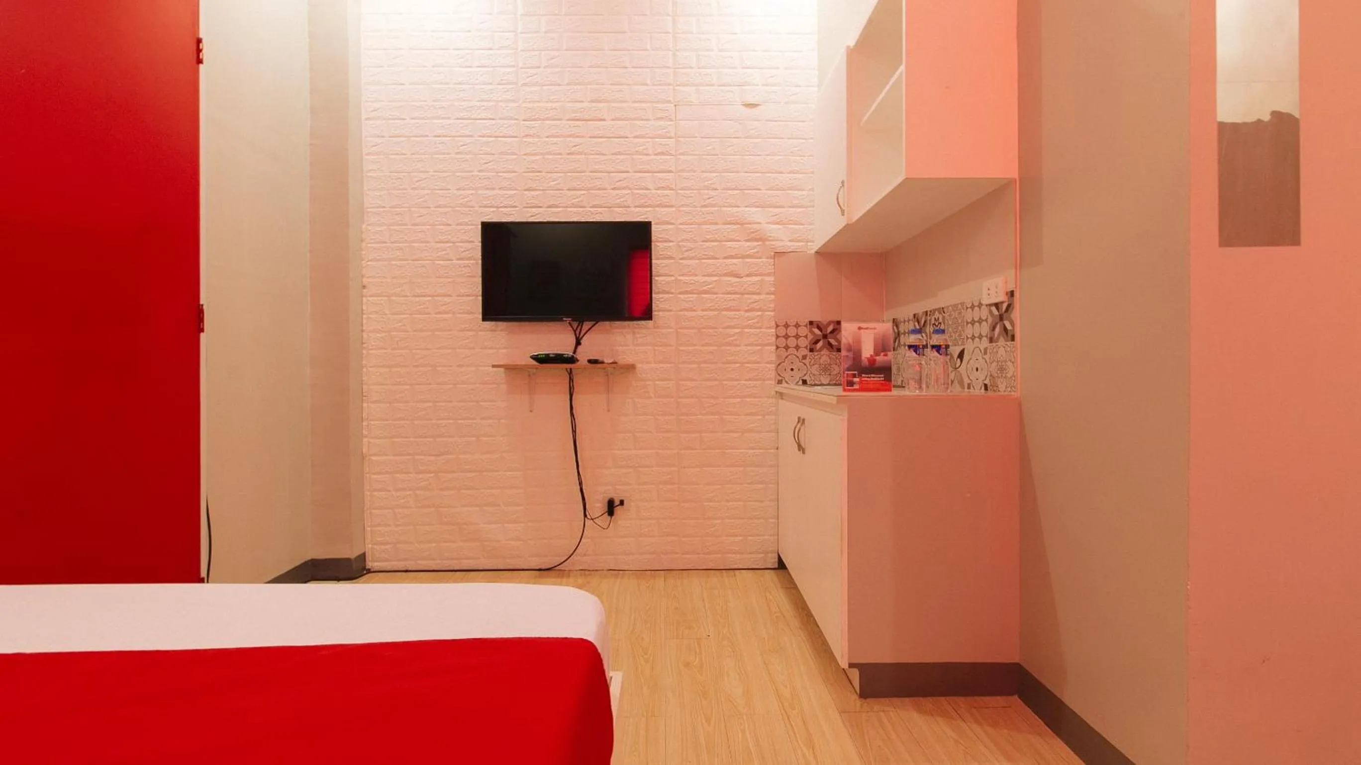 TV and multimedia, Bed in RedDoorz near Christ the King Medical Center