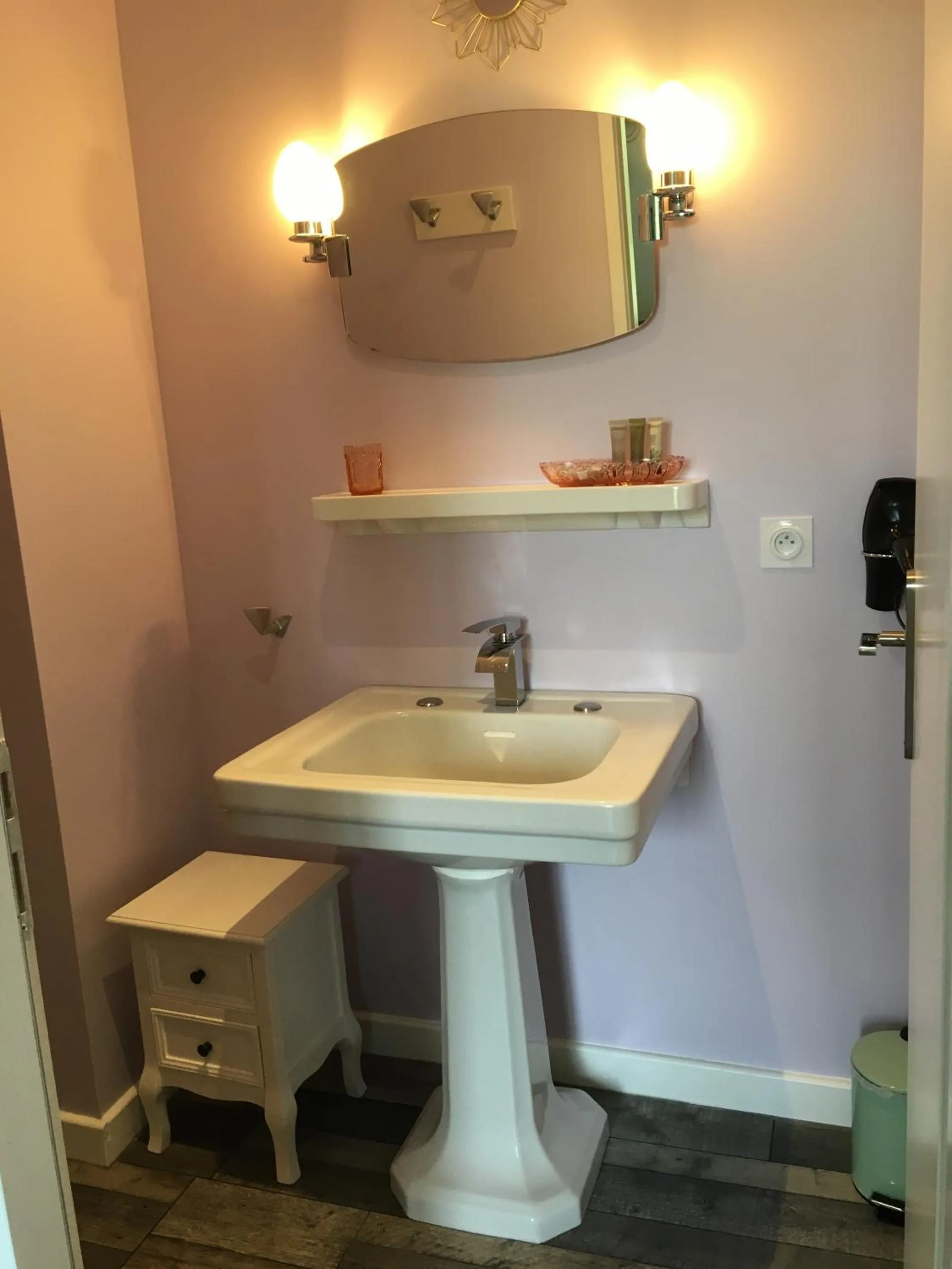 Bathroom in Les Volets Violets