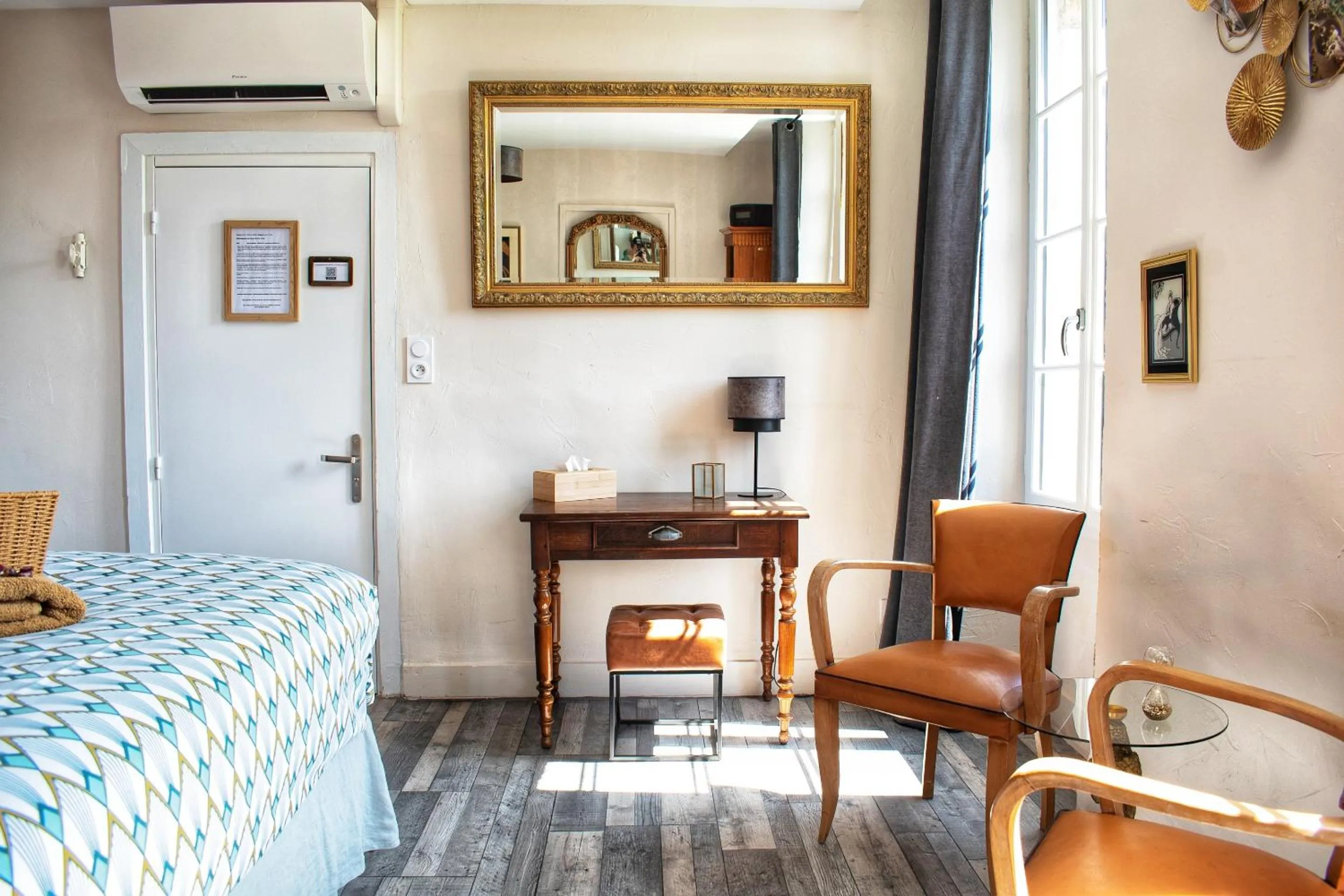 Bedroom, Bed in Les Volets Violets