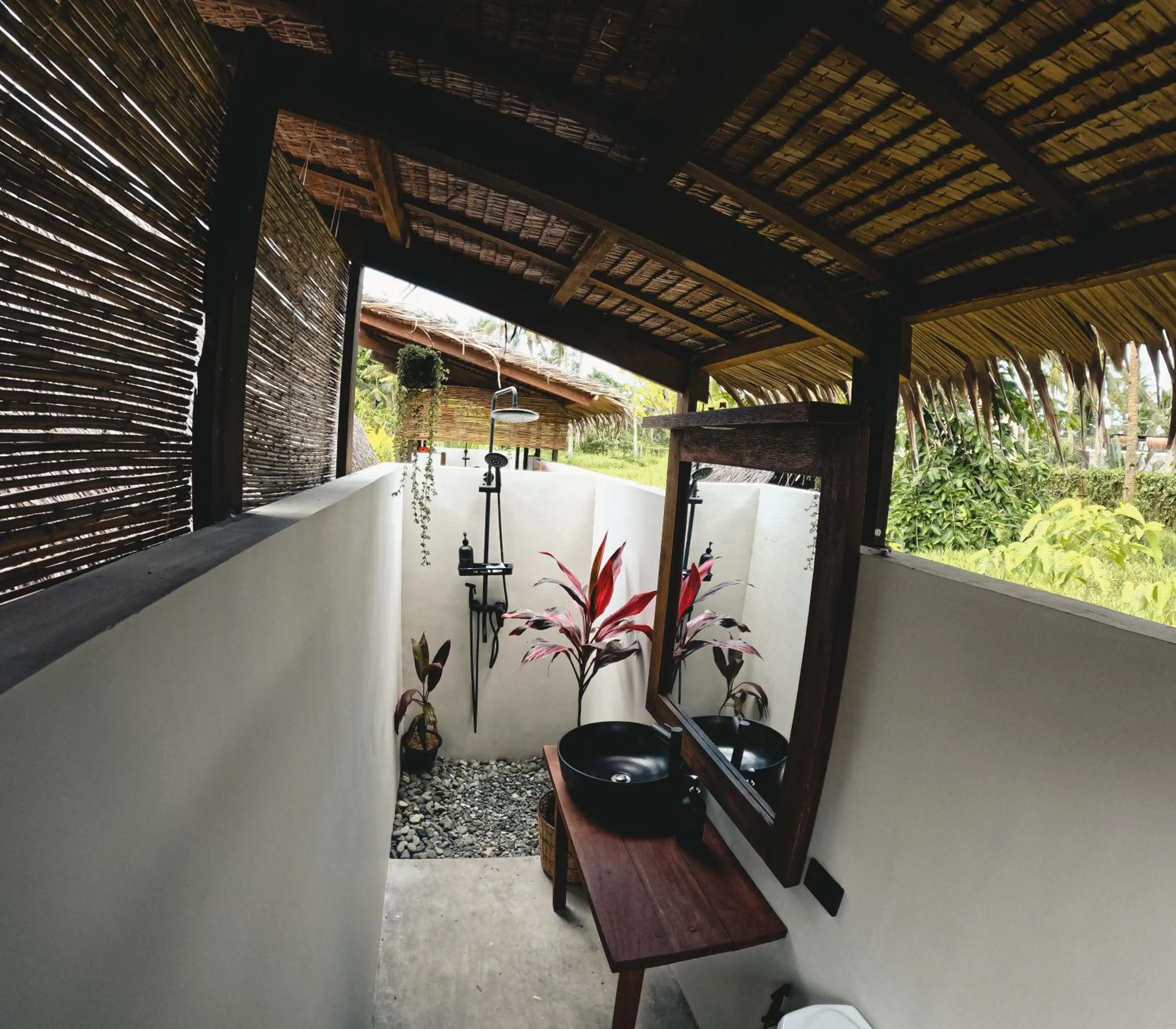Shower in La Bohème Boutique Glamping