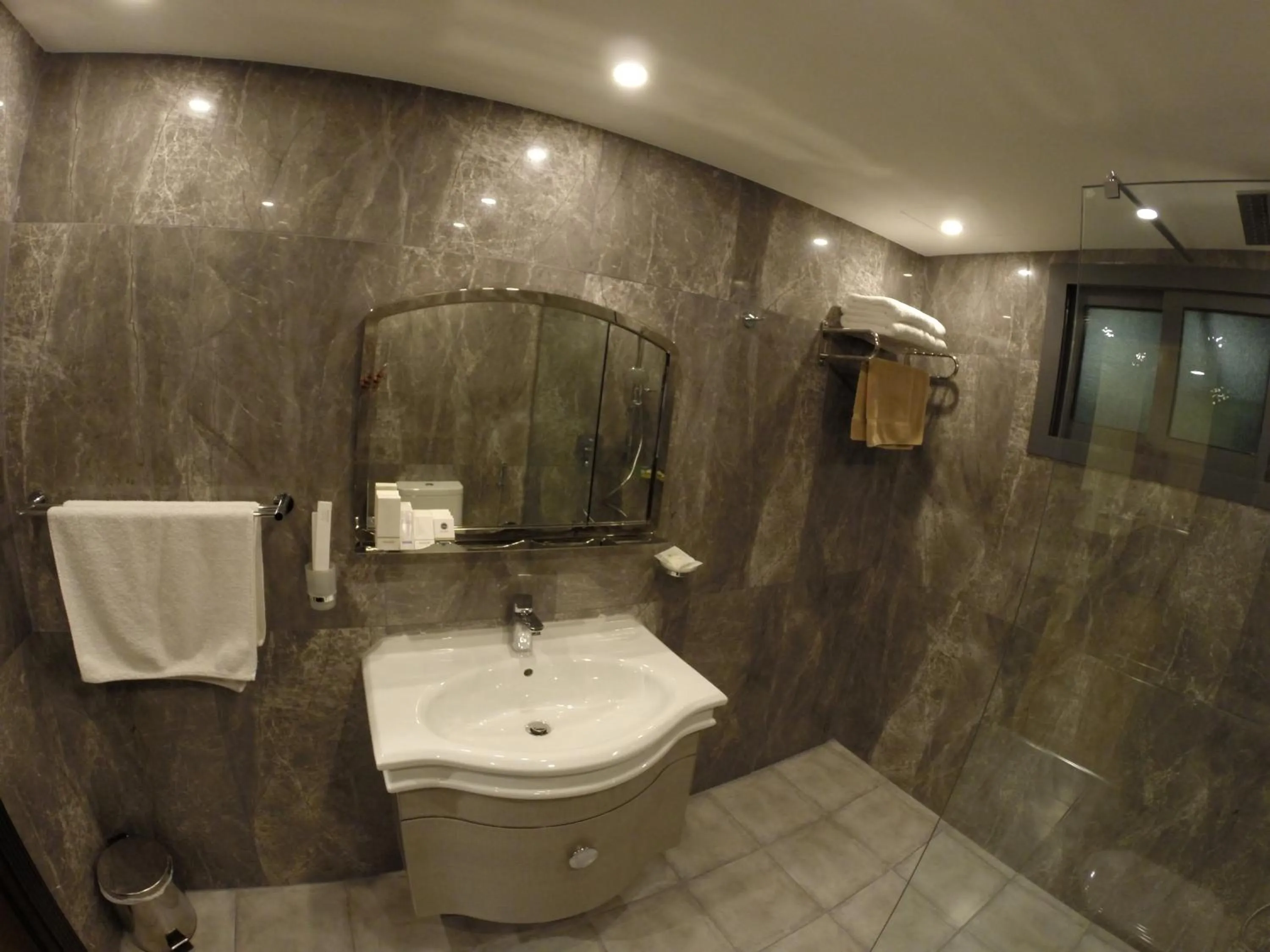 Bathroom in Le Park Hotel