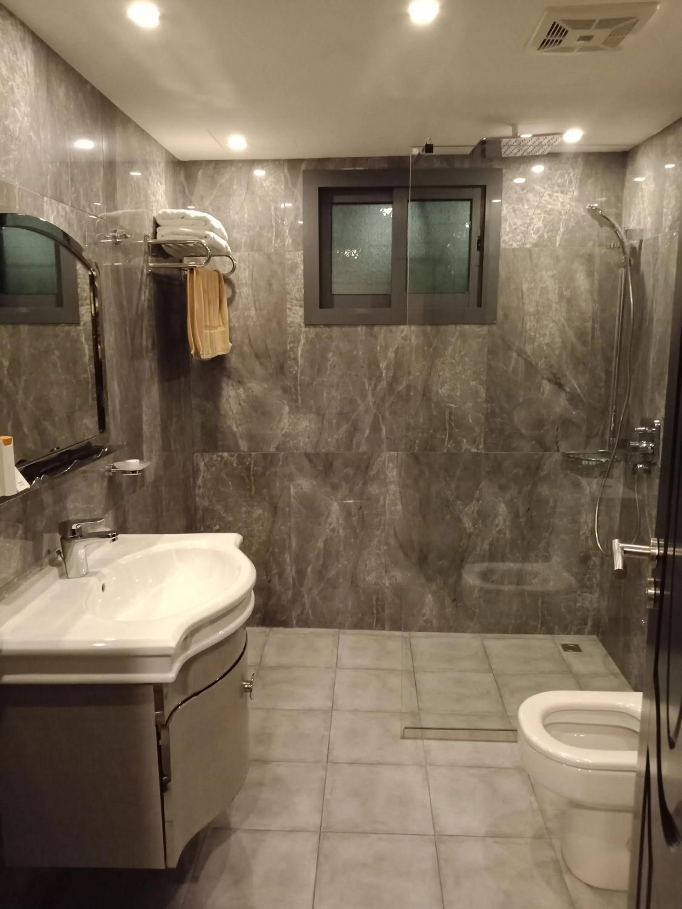 Shower in Le Park Hotel