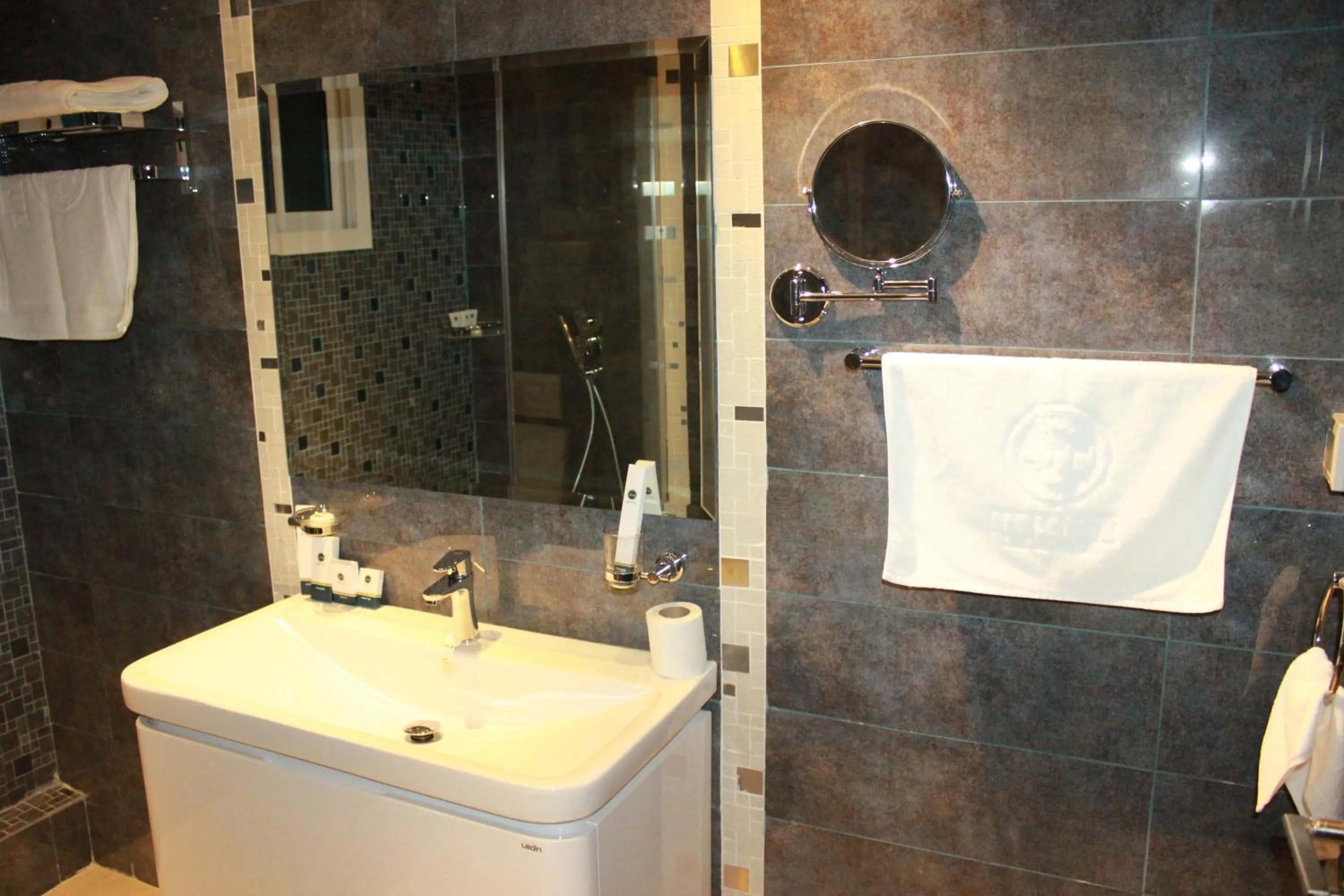 Bathroom in Le Park Hotel