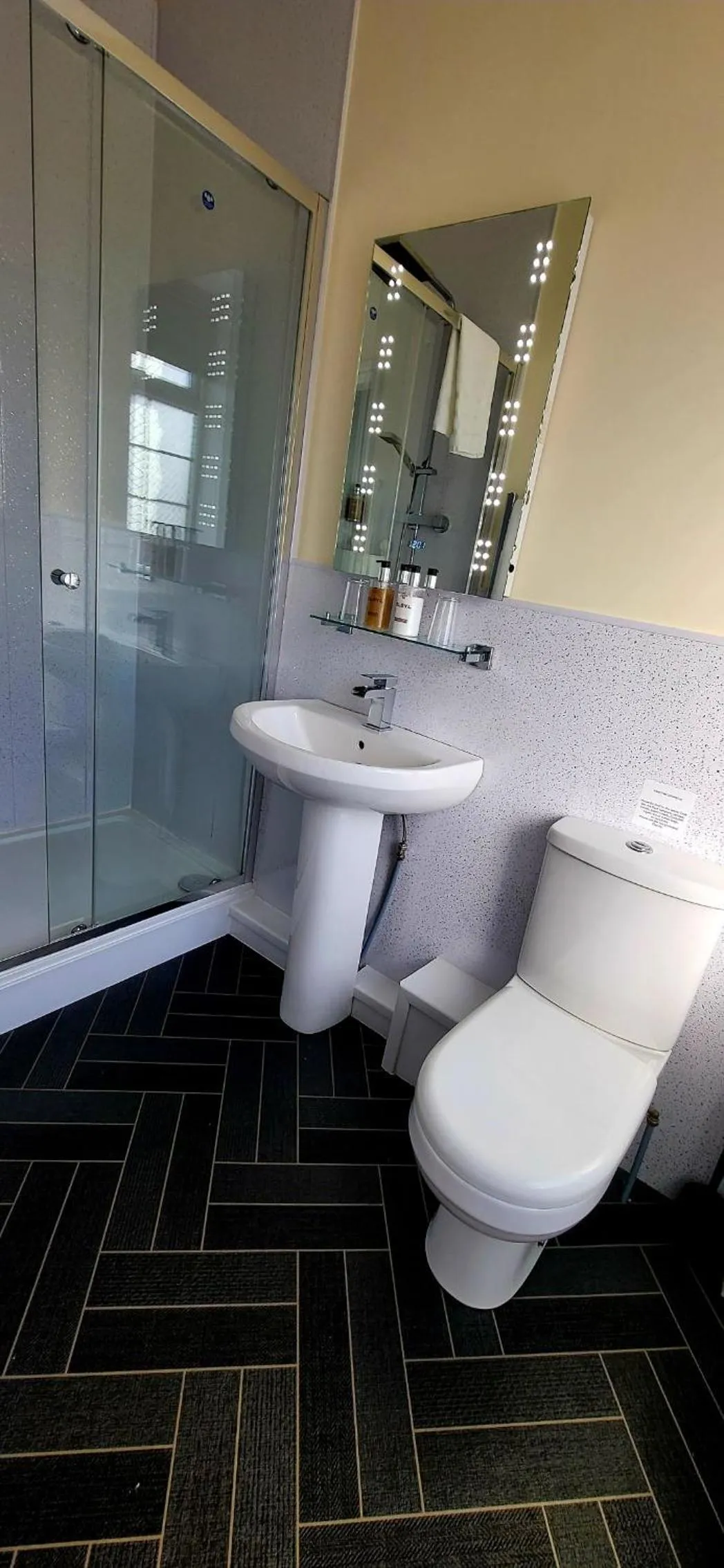 Toilet in Ensuite Bed And Breakfast Rooms At The Ring Pub