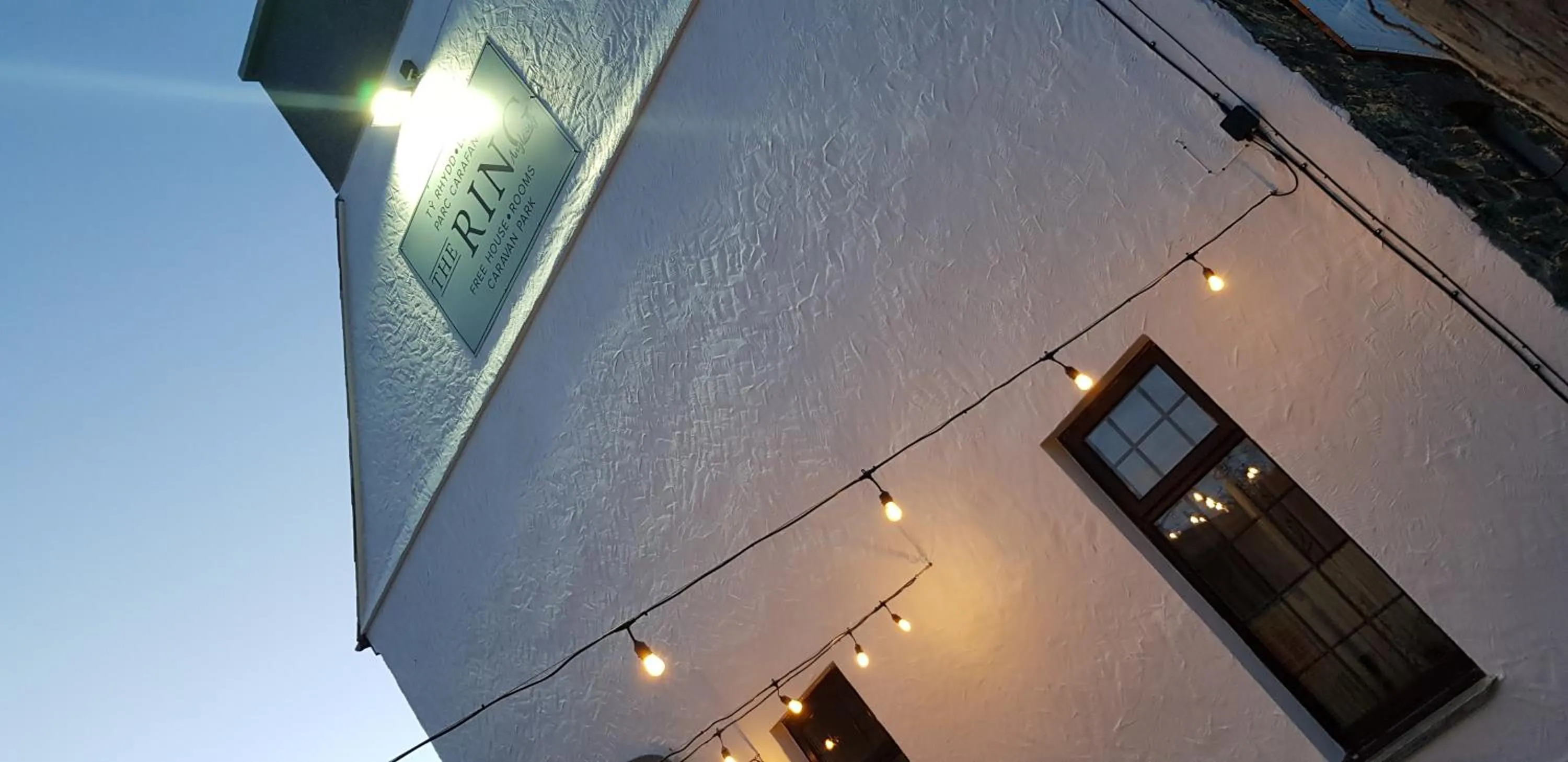 Property building in Ensuite Bed And Breakfast Rooms At The Ring Pub