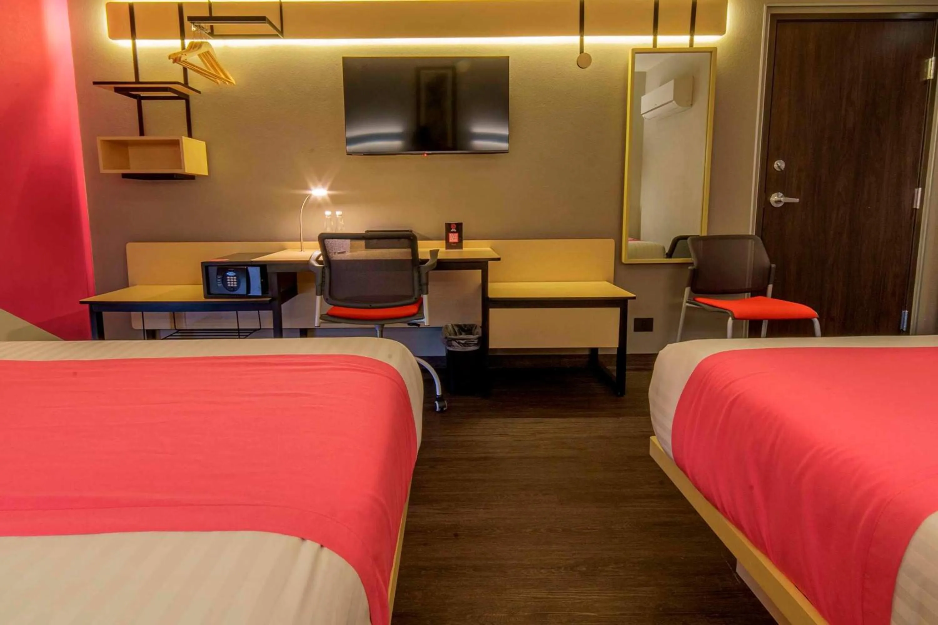 Photo of the whole room, Bed in Hotel MX mas cuautitlan Izcalli, Trademark by Wyndham