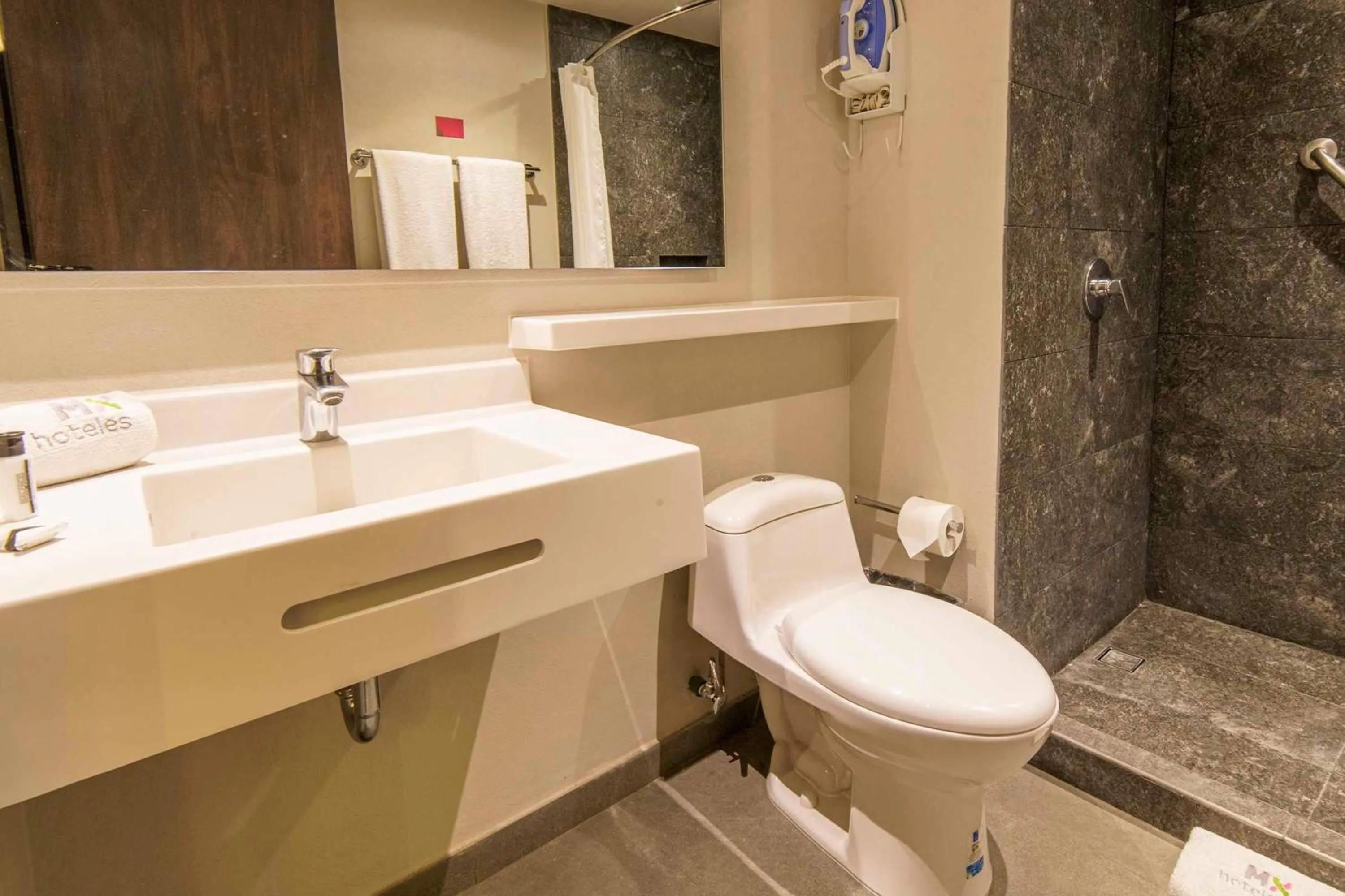 Bathroom in Hotel MX mas cuautitlan Izcalli, Trademark by Wyndham