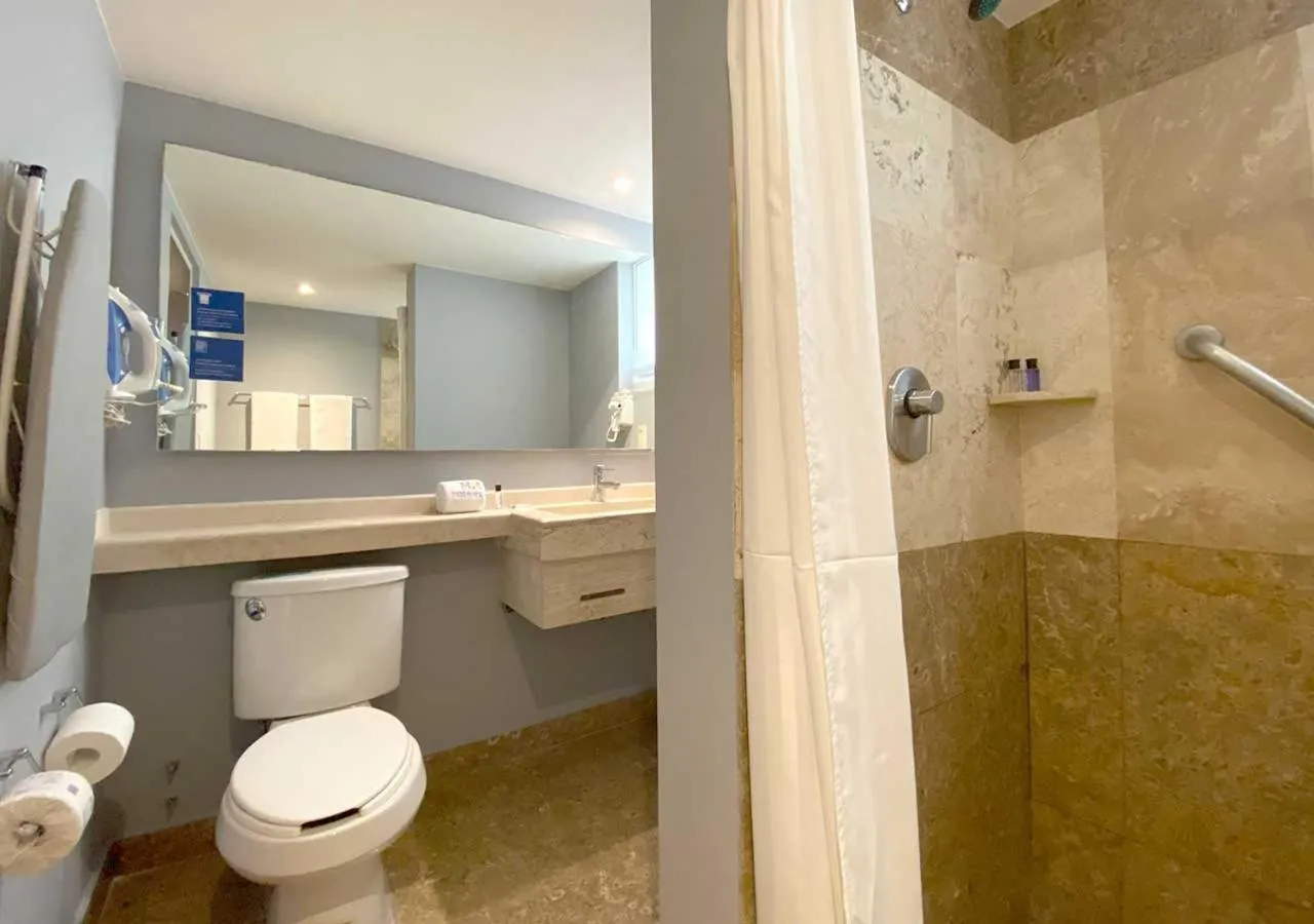 Bathroom in Hotel MX forum buenavista CDMX, Trademark by Wyndham