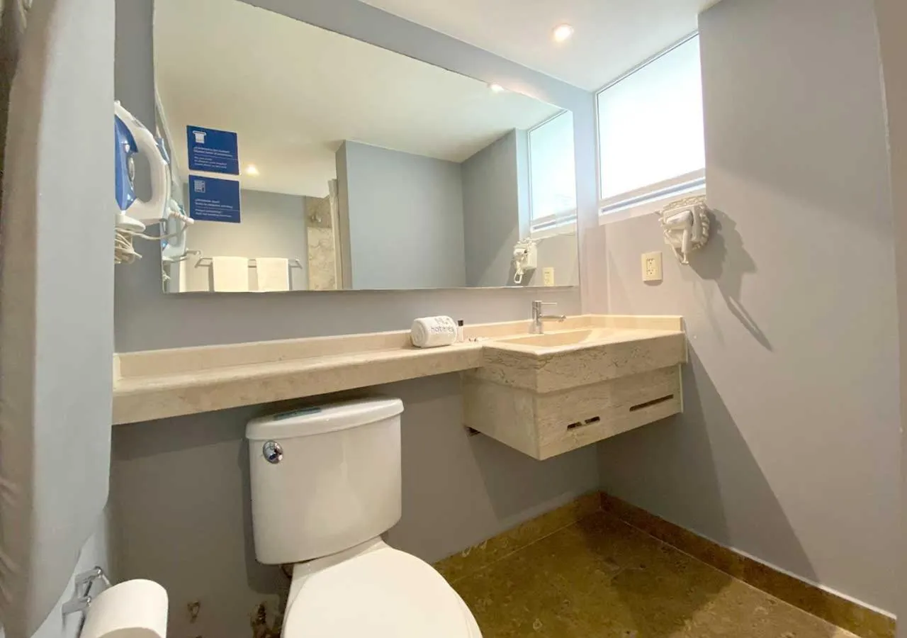 Toilet in Hotel MX forum buenavista CDMX, Trademark by Wyndham