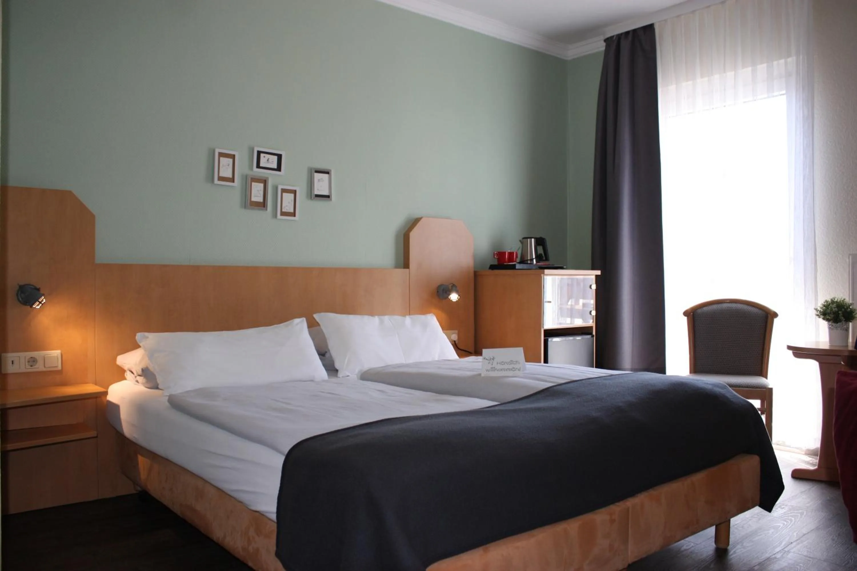 Property building, Bed in Hotel am Kurpark