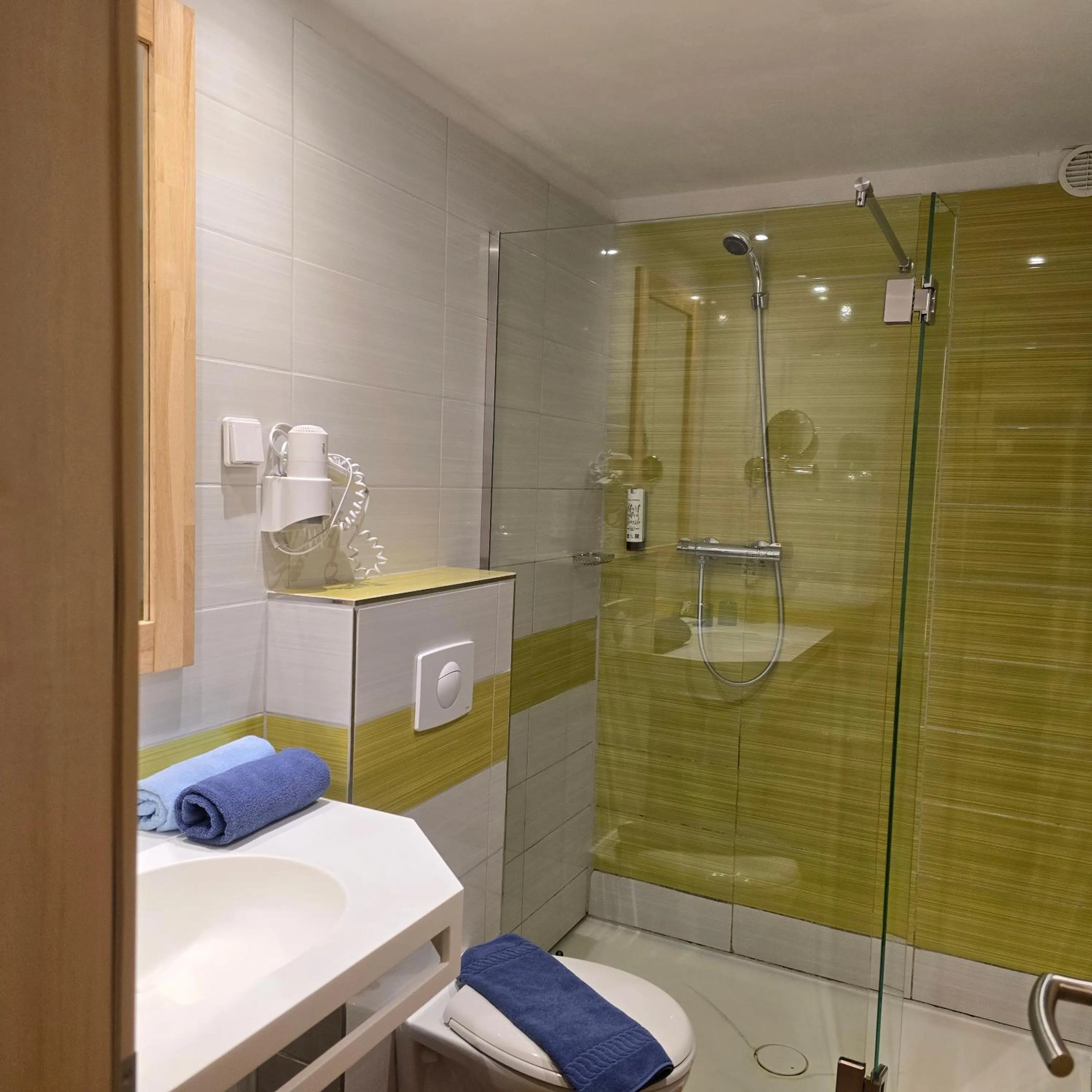 Bathroom in Hotel am Kurpark