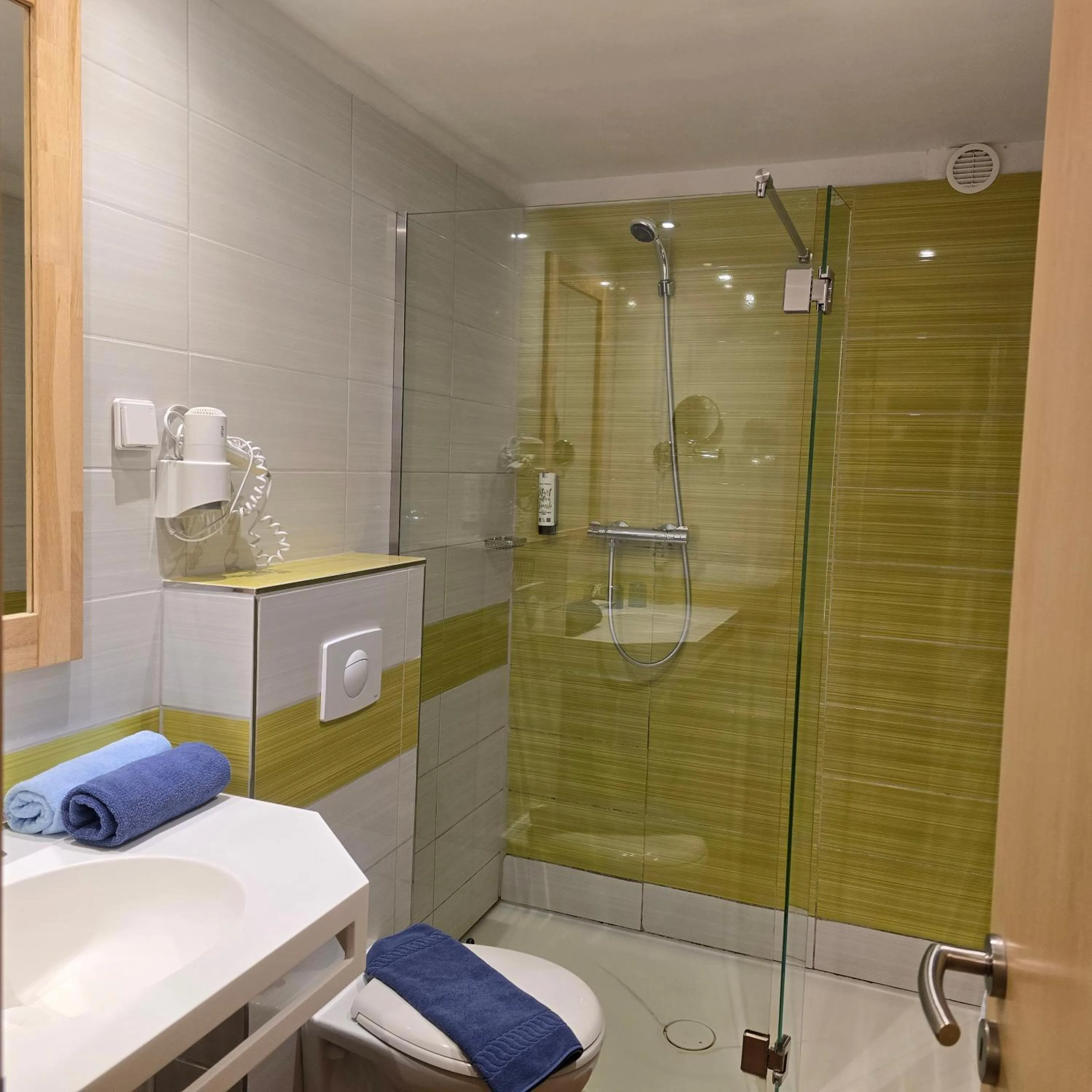 Bathroom in Hotel am Kurpark