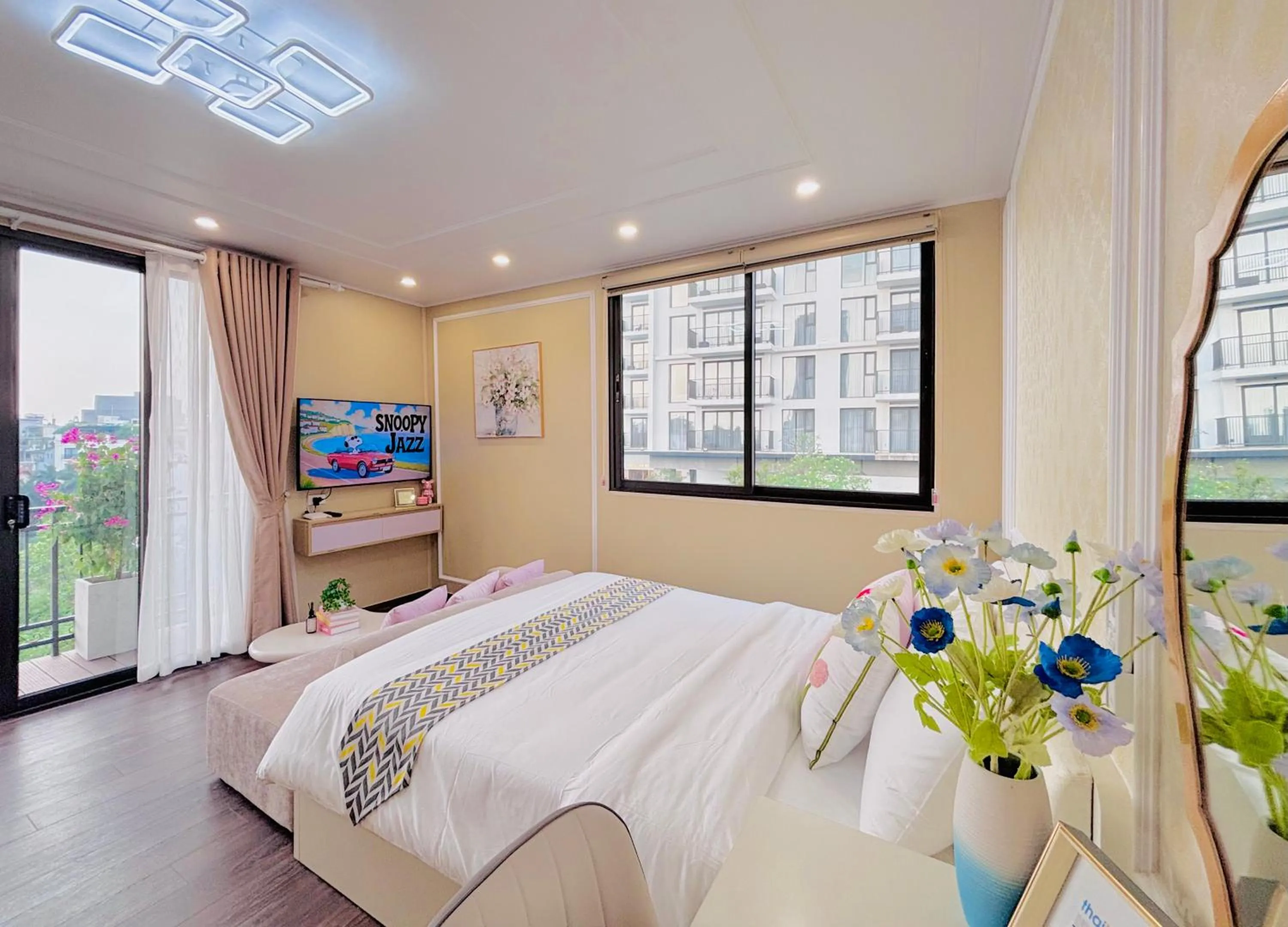 Photo of the whole room, Bed in T98 Westlake Quang An - Tay ho Center Garden View Studio!