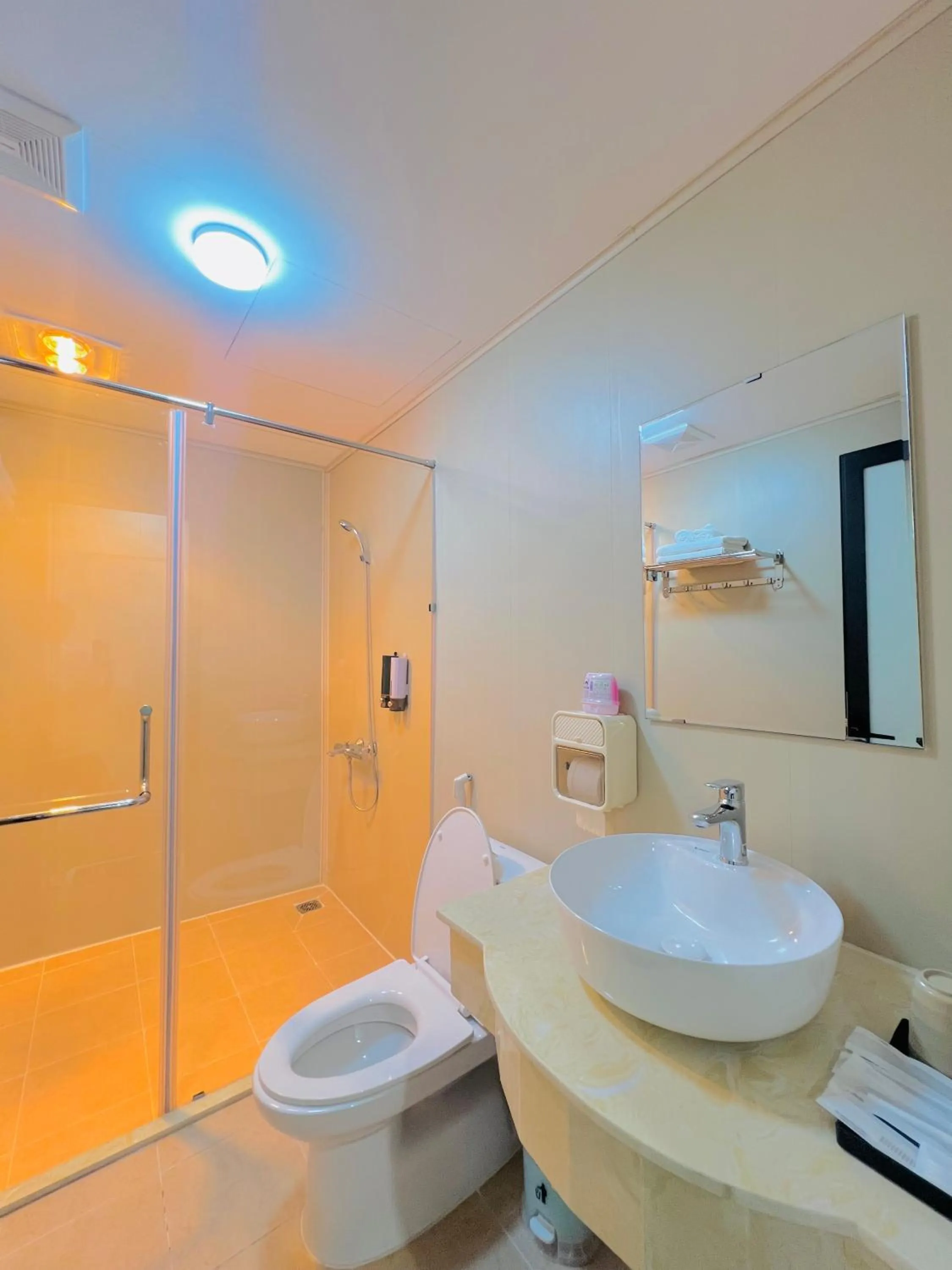 Shower in T98 Westlake Quang An - Tay ho Center Garden View Studio!