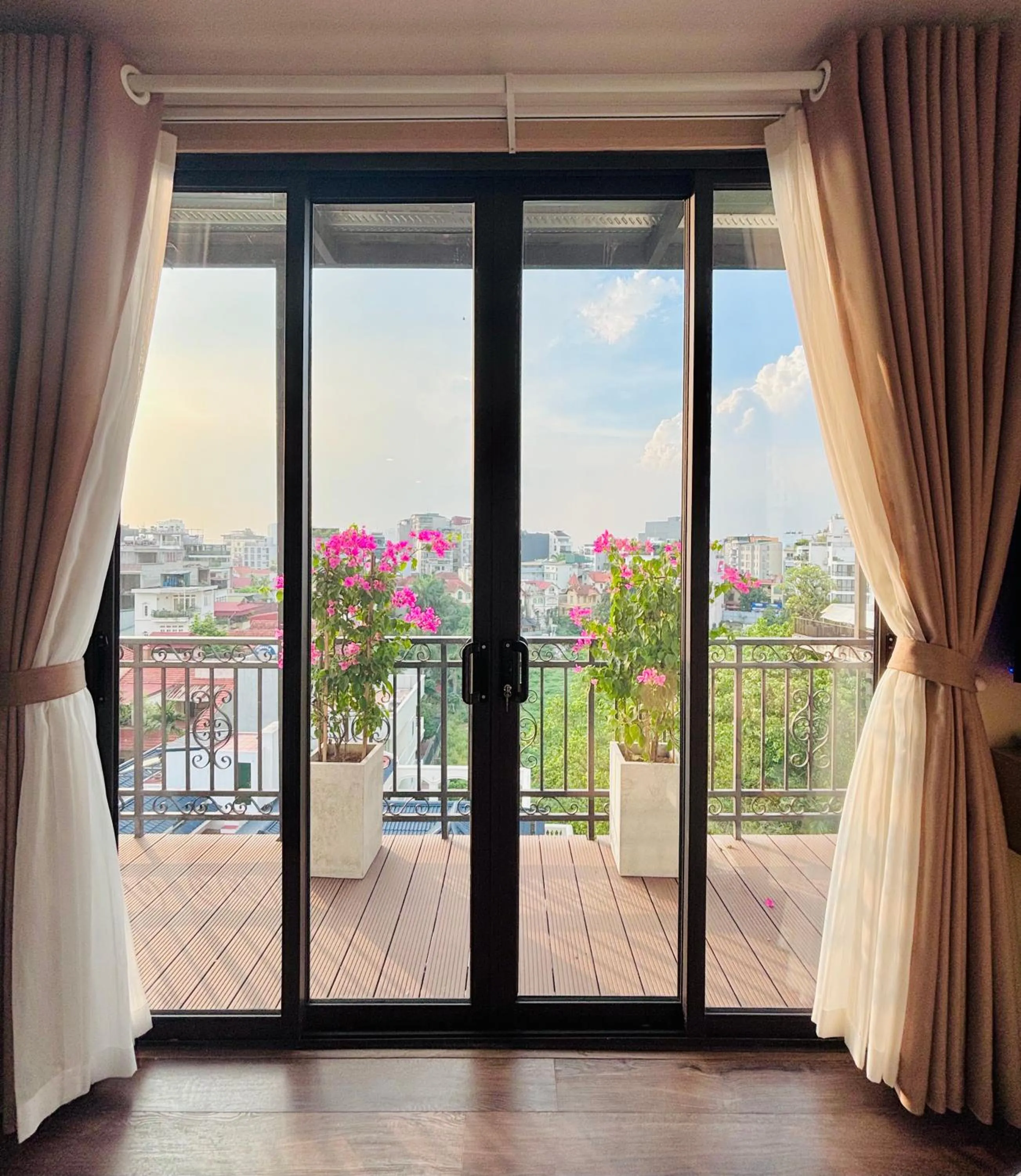 Natural landscape in T98 Westlake Quang An - Tay ho Center Garden View Studio!