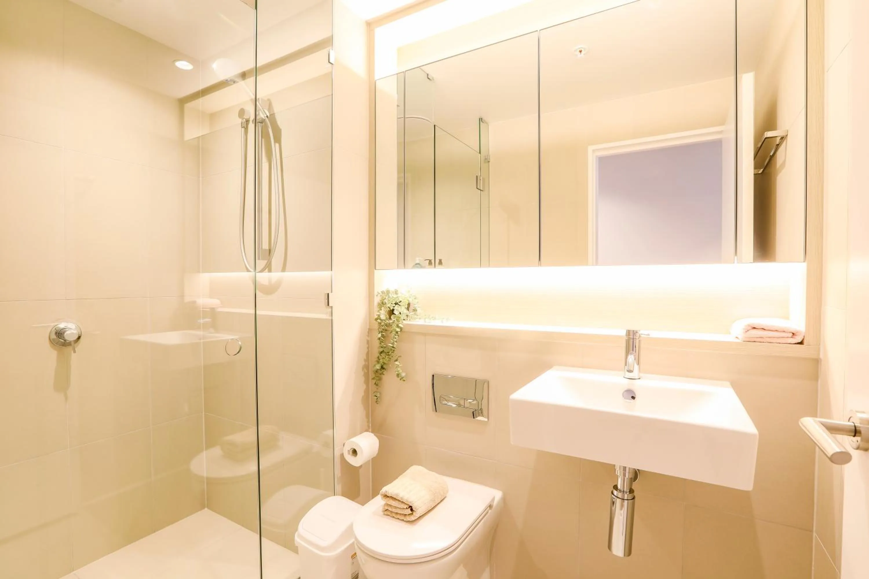 Bathroom in KOZYGURU DOCKLANDS MODERN COZY 1 BED ROOM UNIT MELBOURNE VDO628