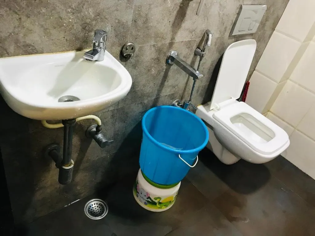 Toilet in Hotel Castle Inn