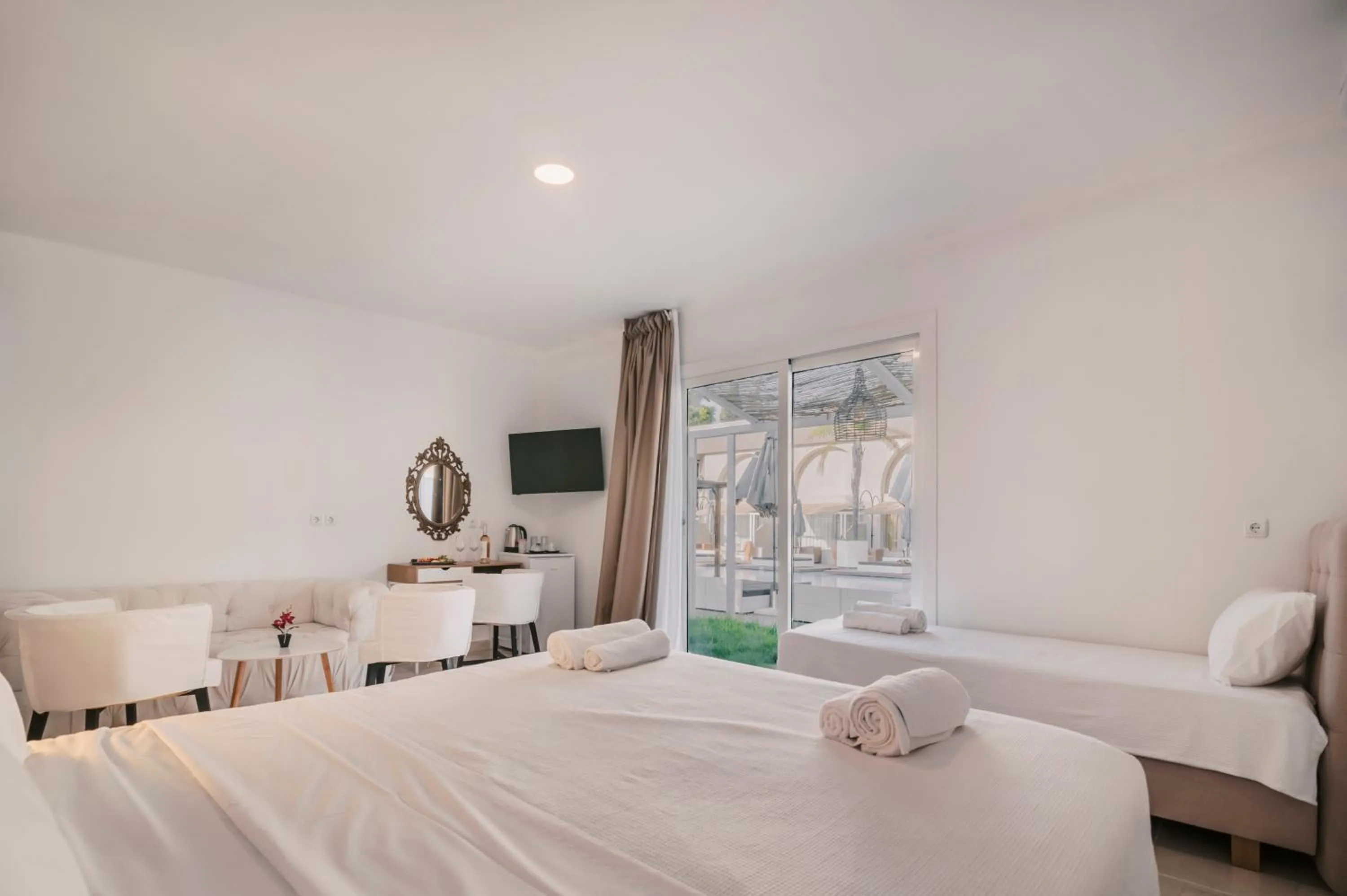 TV and multimedia, Bed in Bamboo Suites Hotel - Adults Only