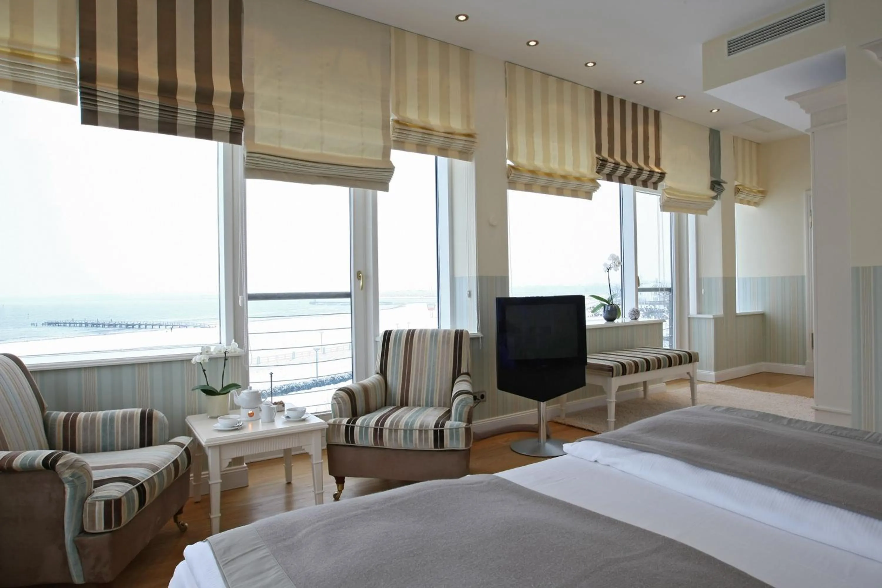 Lake view, Bed in ATLANTIC Grand Hotel Travemünde