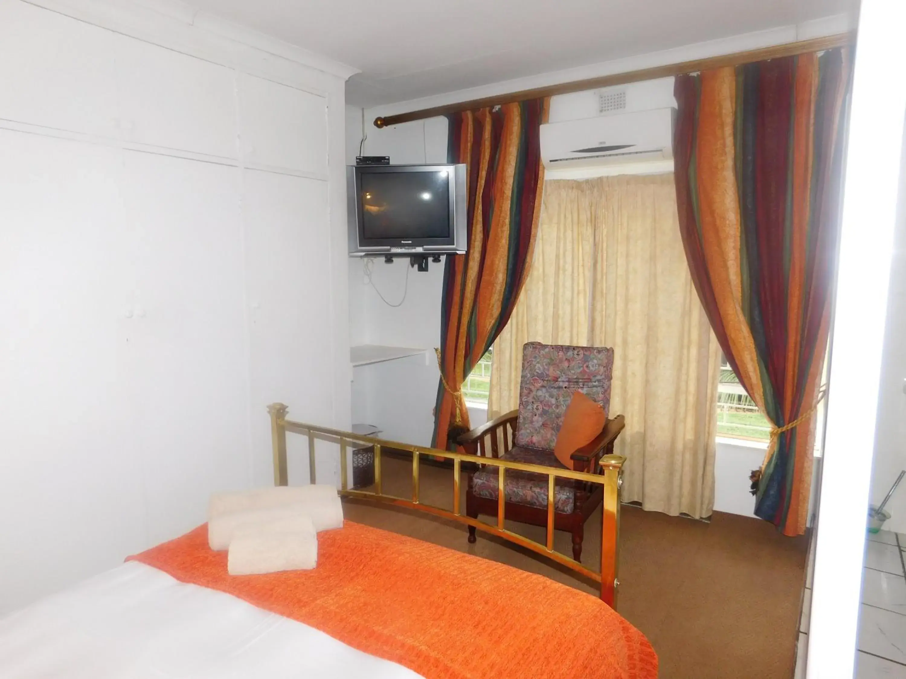 Double Room with Private Bathroom - single occupancy in Fouriestreet 199 Bed and Breakfast Double Room with Private Bathroom - single occupancy in Fouriestreet 199 Bed and Breakfast